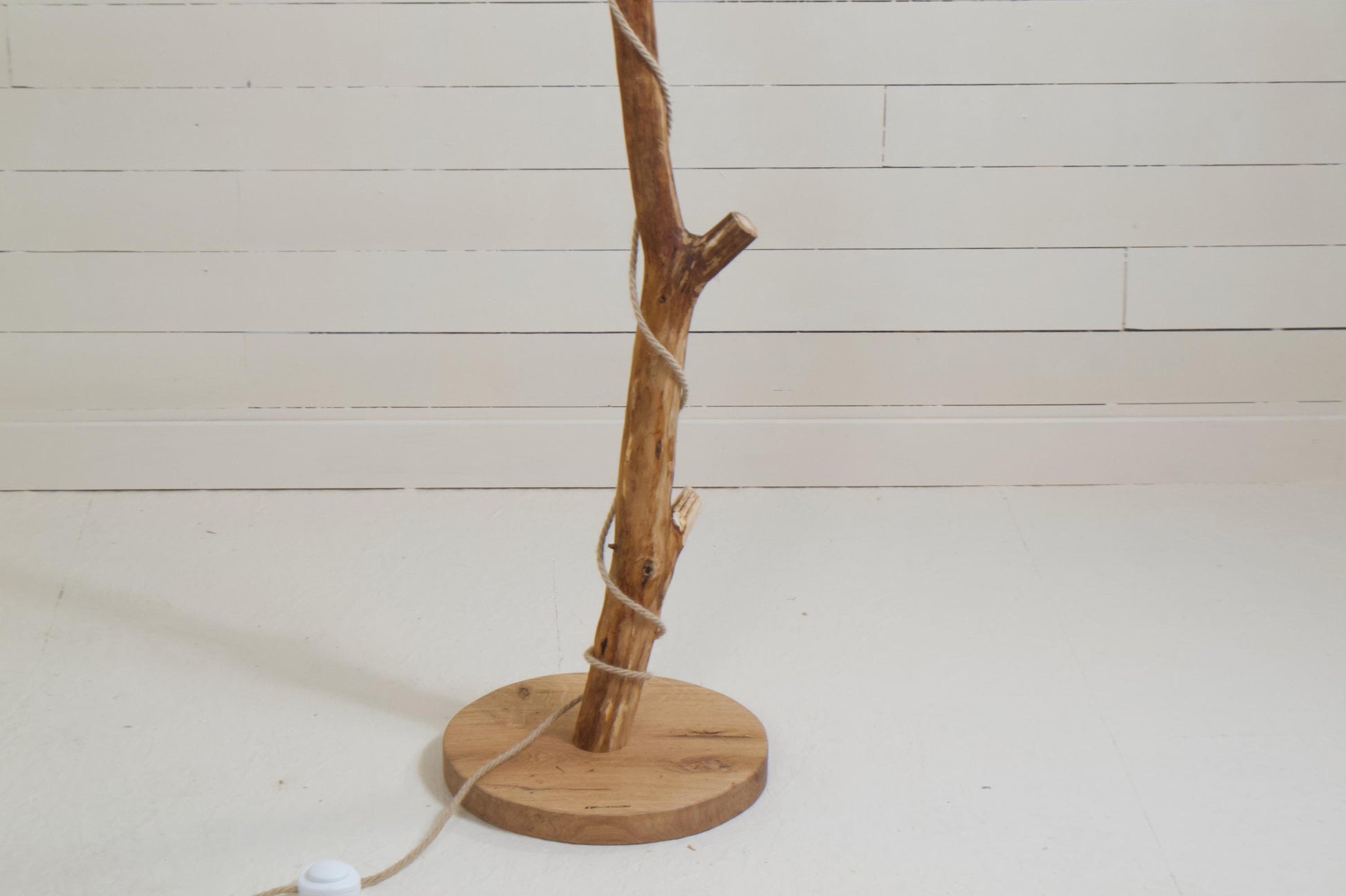 Lampadaire branche – bois naturel, cordon jue tressé, style artisanal bohème
