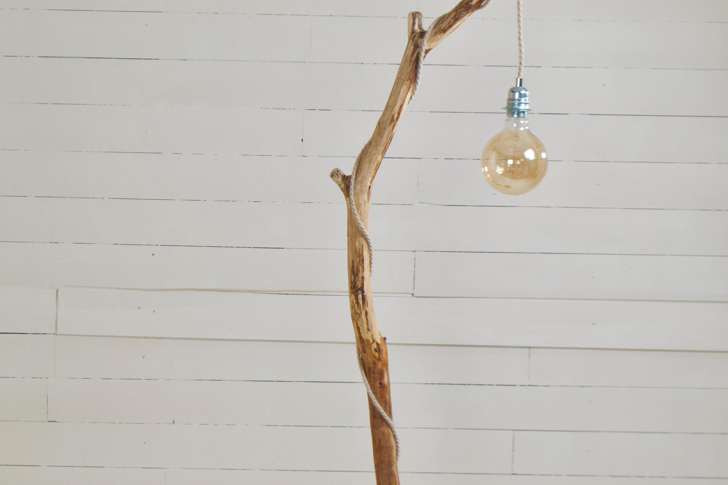 Lampadaire branche – bois naturel, cordon jue tressé, style artisanal bohème