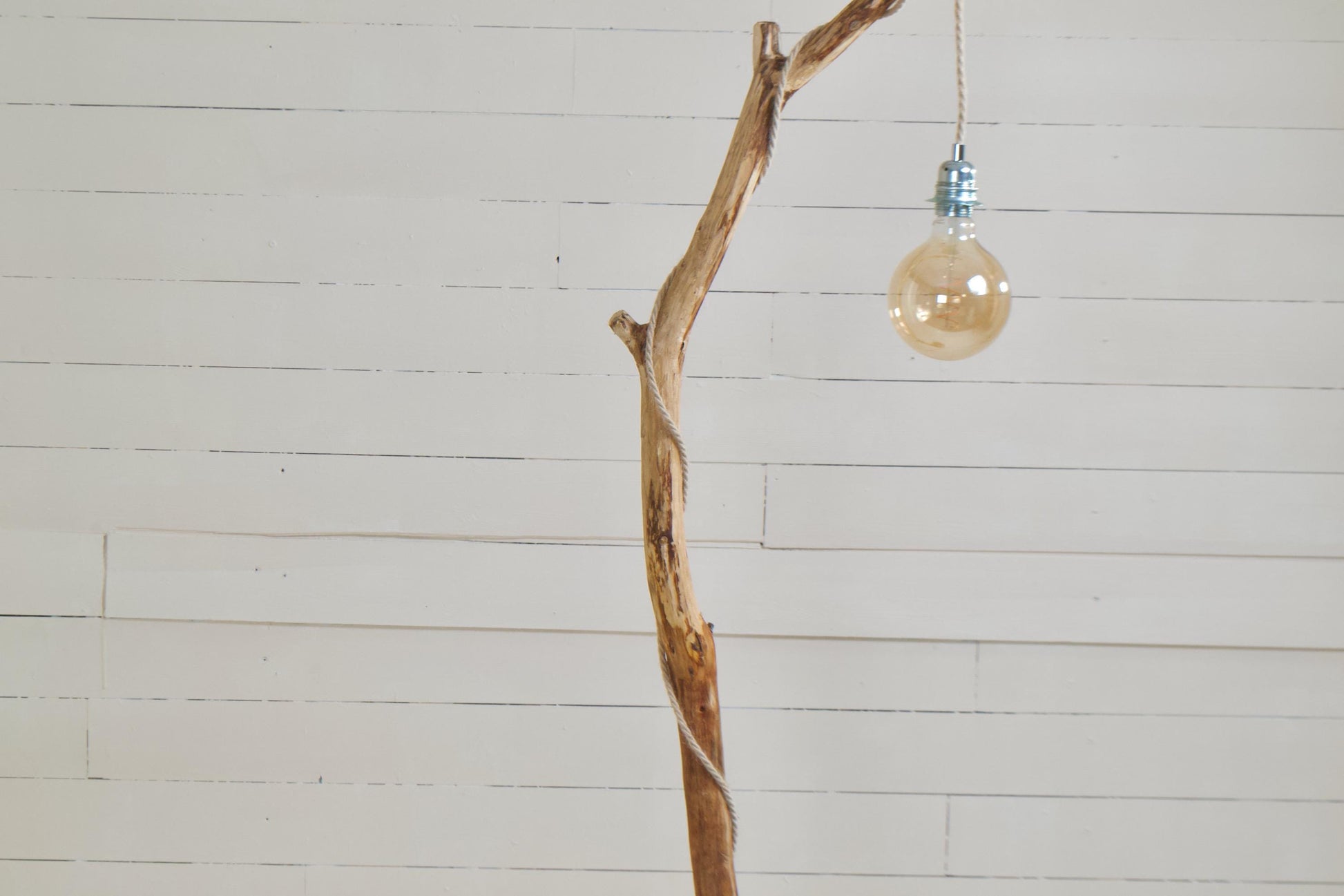 Lampadaire branche – bois naturel, cordon jue tressé, style artisanal bohème
