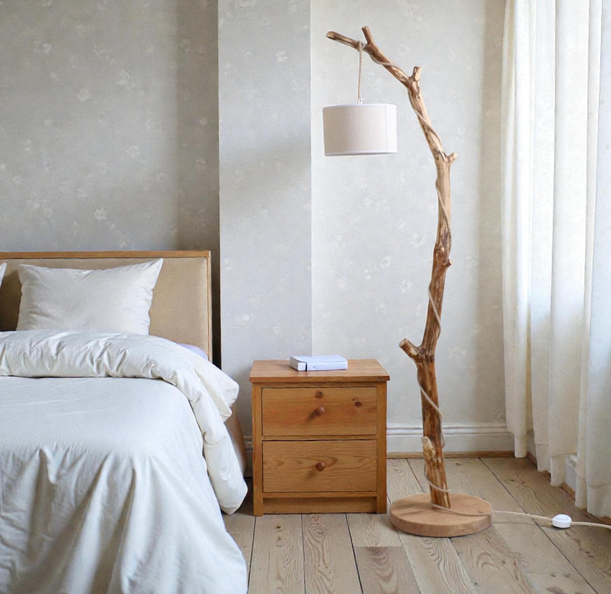 Lampadaire branche – bois naturel, cordon jue tressé, style artisanal bohème