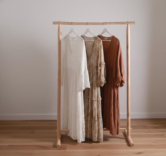 Portant à vêtements en bois brut – Fabrication artisanale pour boutique ou chambre - style bohème