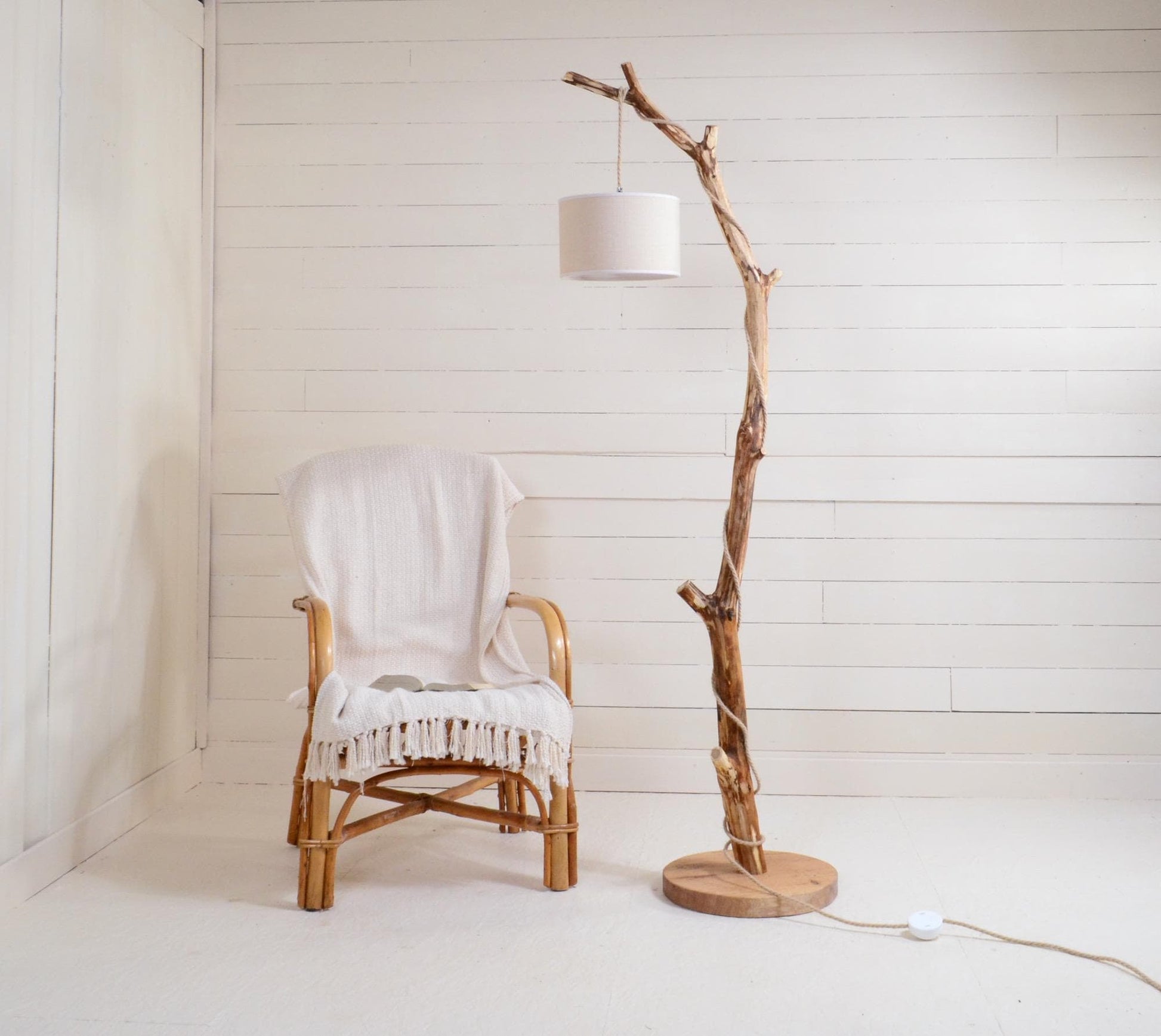 Lampadaire branche – bois naturel, cordon jue tressé, style artisanal bohème