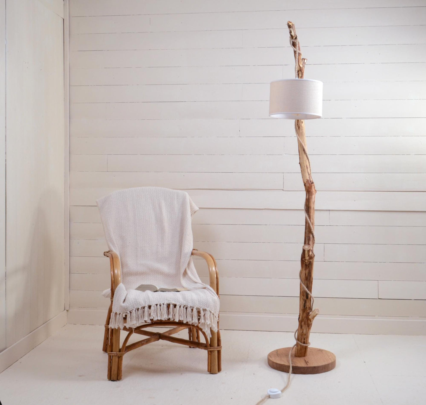 Lampadaire branche – bois naturel, cordon jue tressé, style artisanal bohème