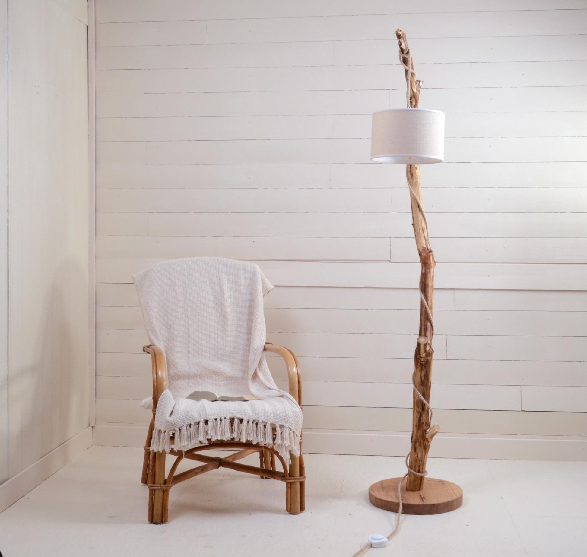 Lampadaire branche – bois naturel, cordon jue tressé, style artisanal bohème