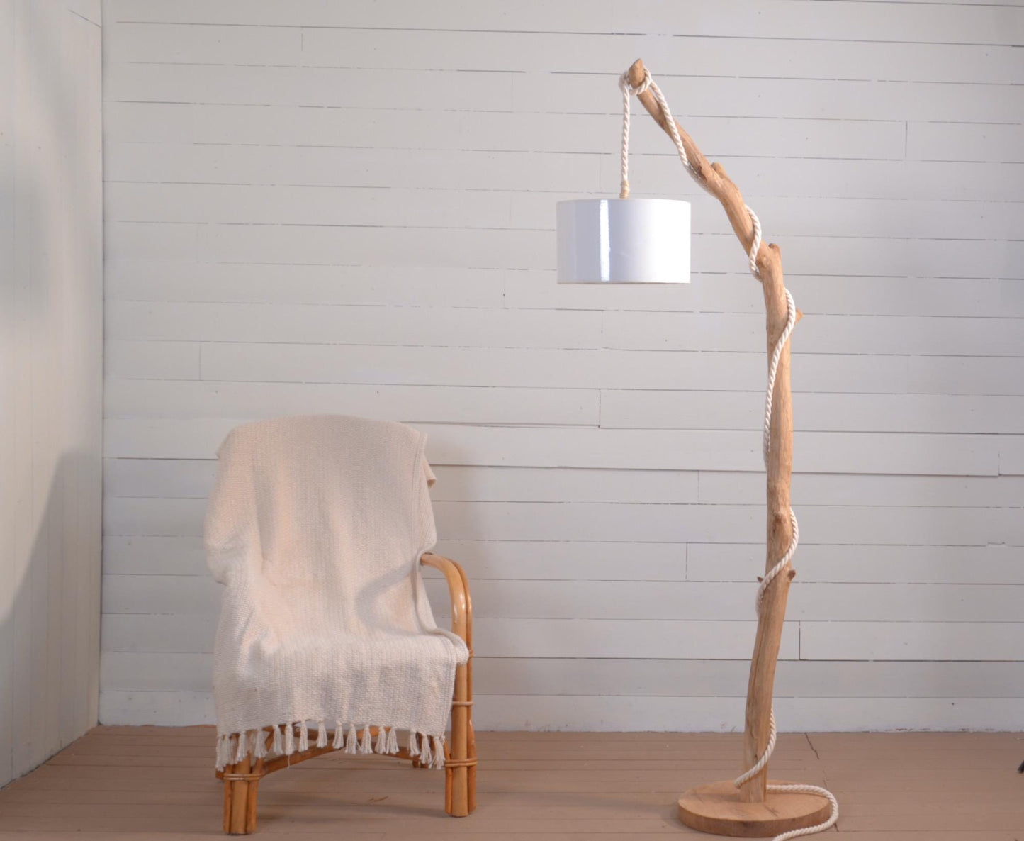 Lampadaire en chêne massif fait main – bois naturel,cordon coton blanc, style artisanal bohème