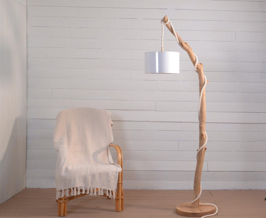 Lampadaire en chêne massif fait main – bois naturel,cordon coton blanc, style artisanal bohème