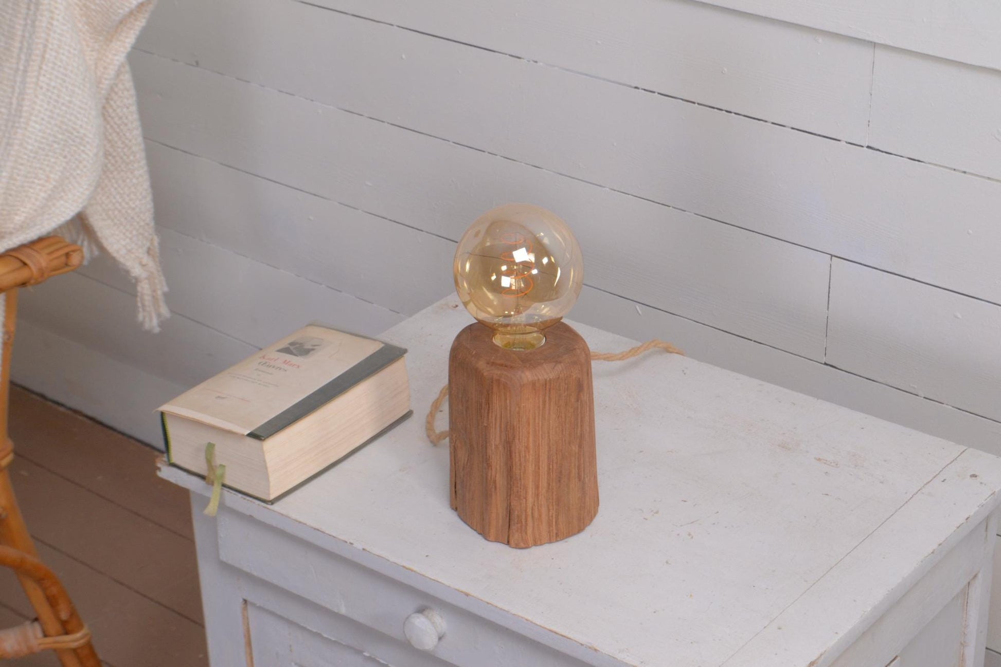 Lampe à poser en bois de vieux chêne marron – Lampe Edison LED chaude – Lampe de chevet artisanale – Petite lampe déco en bois, cordon jute