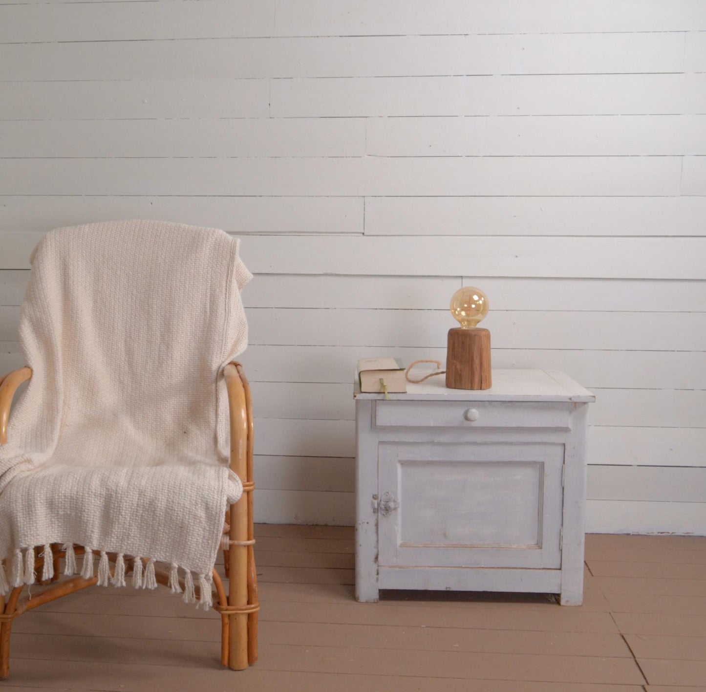 Lampe à poser en bois de vieux chêne marron – Lampe Edison LED chaude – Lampe de chevet artisanale – Petite lampe déco en bois, cordon jute