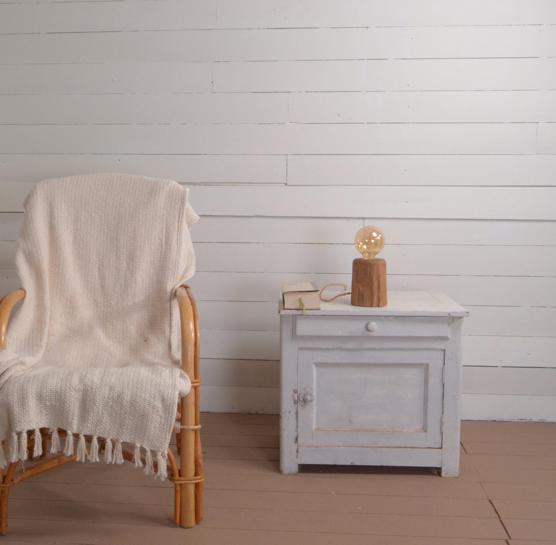 Lampe à poser en bois de vieux chêne marron – Lampe Edison LED chaude – Lampe de chevet artisanale – Petite lampe déco en bois, cordon jute