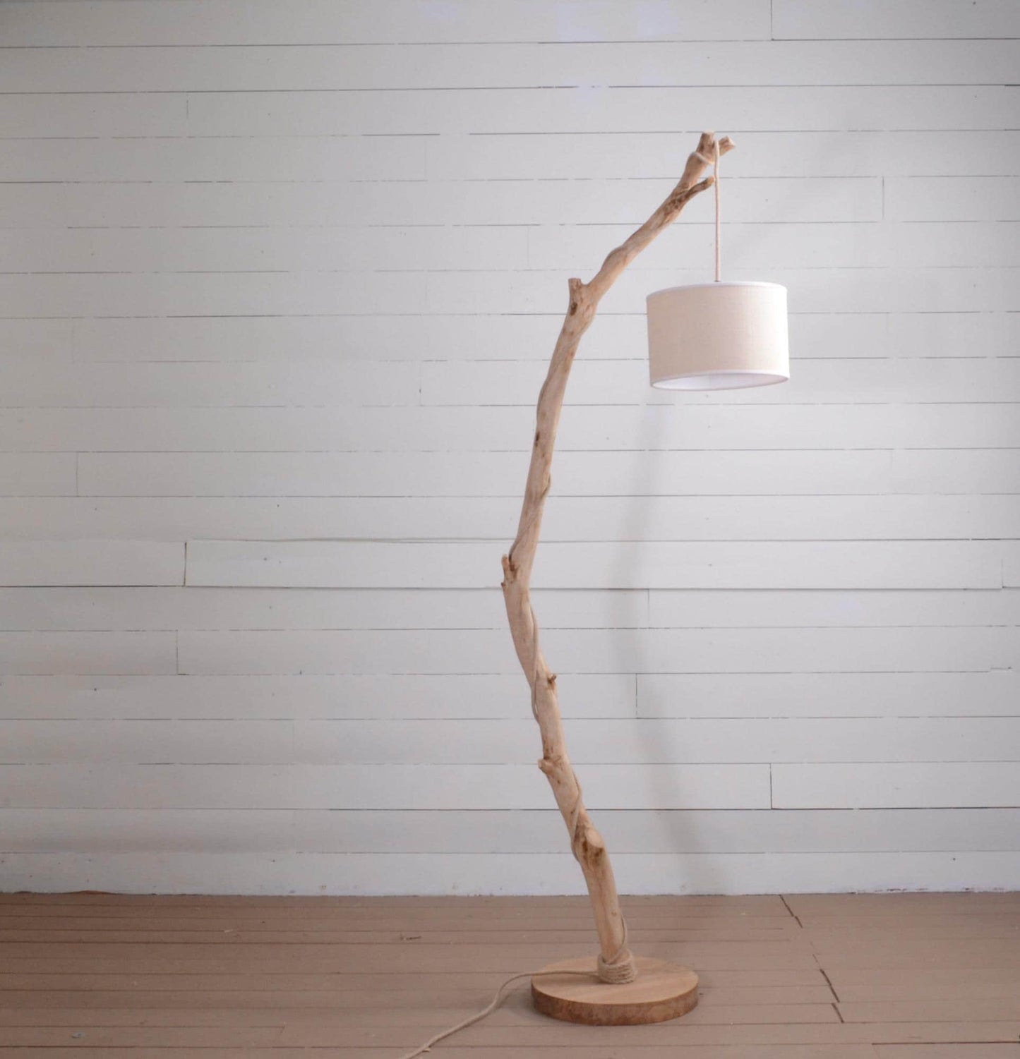 Lampadaire branche fait main – bois naturel, cordon jute, style artisanal bohème