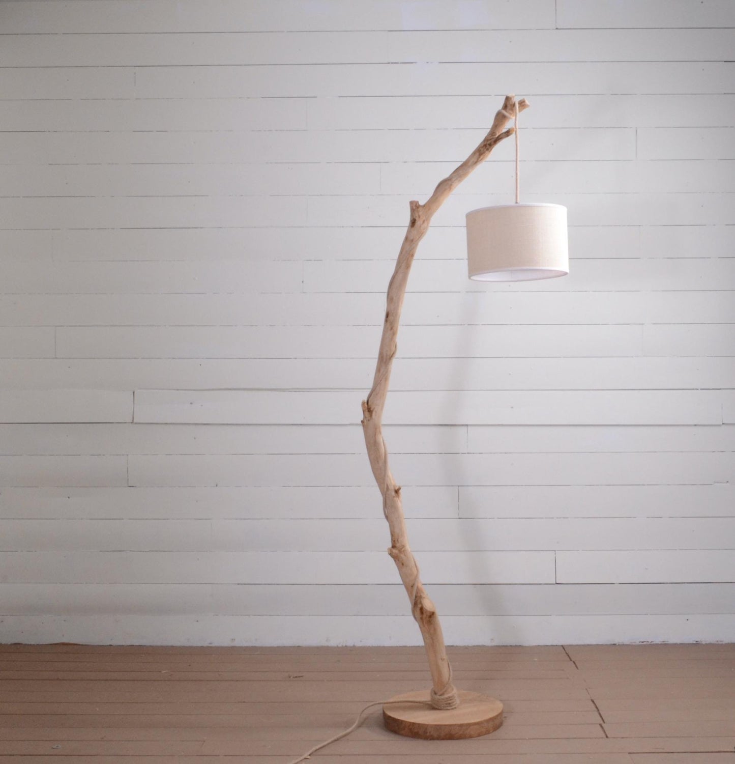 Lampadaire branche fait main – bois naturel, cordon jute, style artisanal bohème