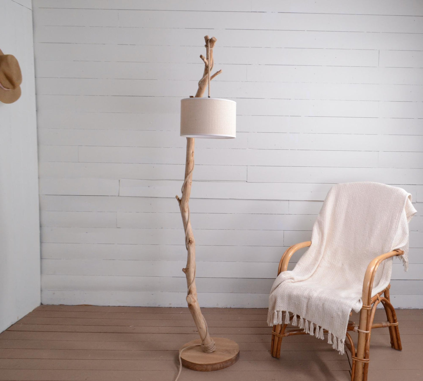 Lampadaire branche fait main – bois naturel, cordon jute, style artisanal bohème