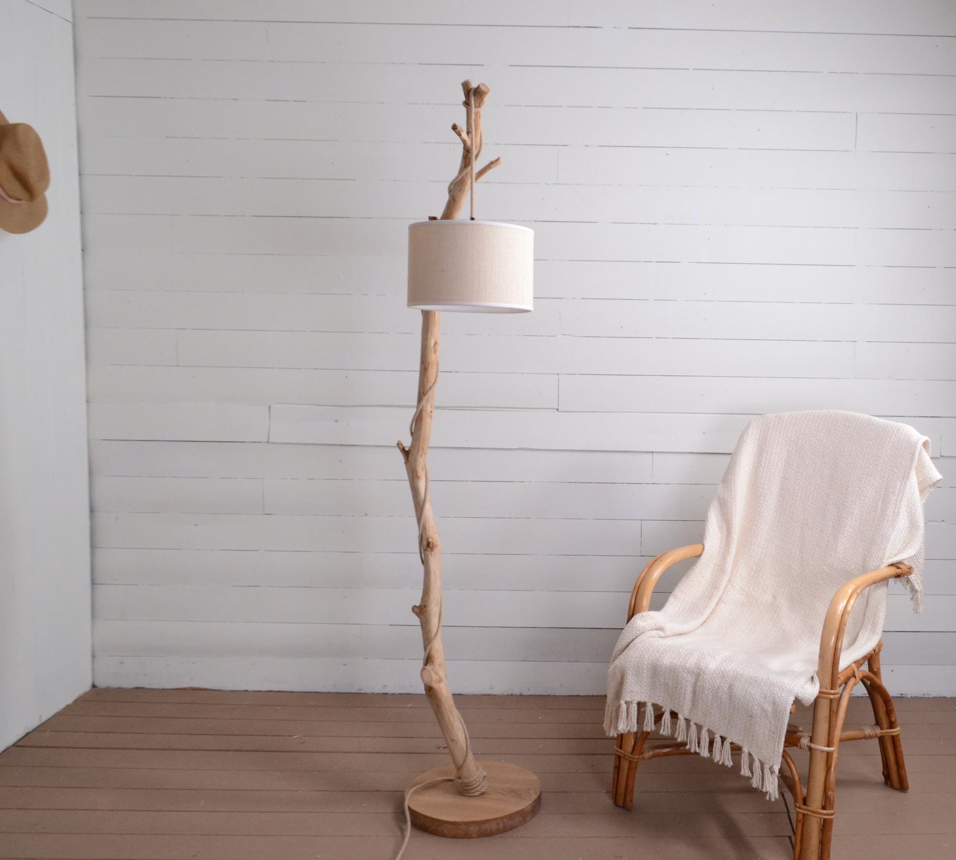 Lampadaire branche fait main – bois naturel, cordon jute, style artisanal bohème