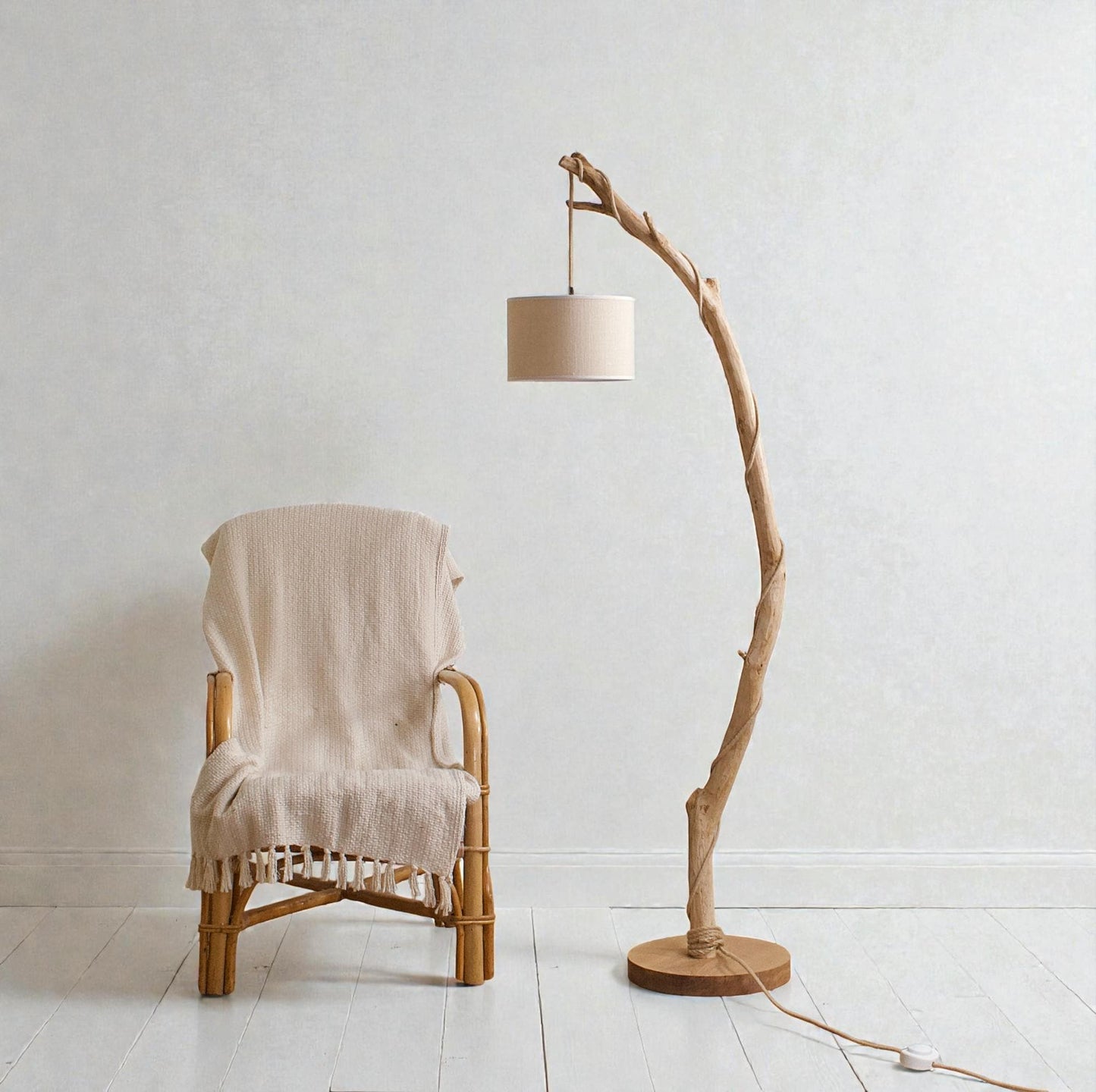 Lampadaire branche fait main – bois naturel, cordon jute, style artisanal bohème