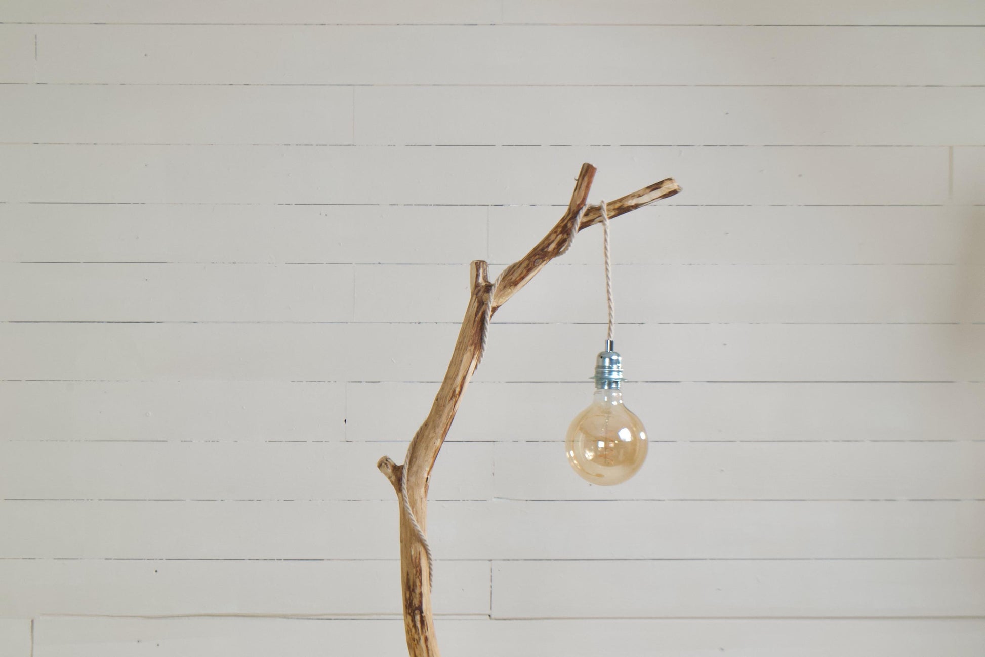 Lampadaire branche – bois naturel, cordon jue tressé, style artisanal bohème