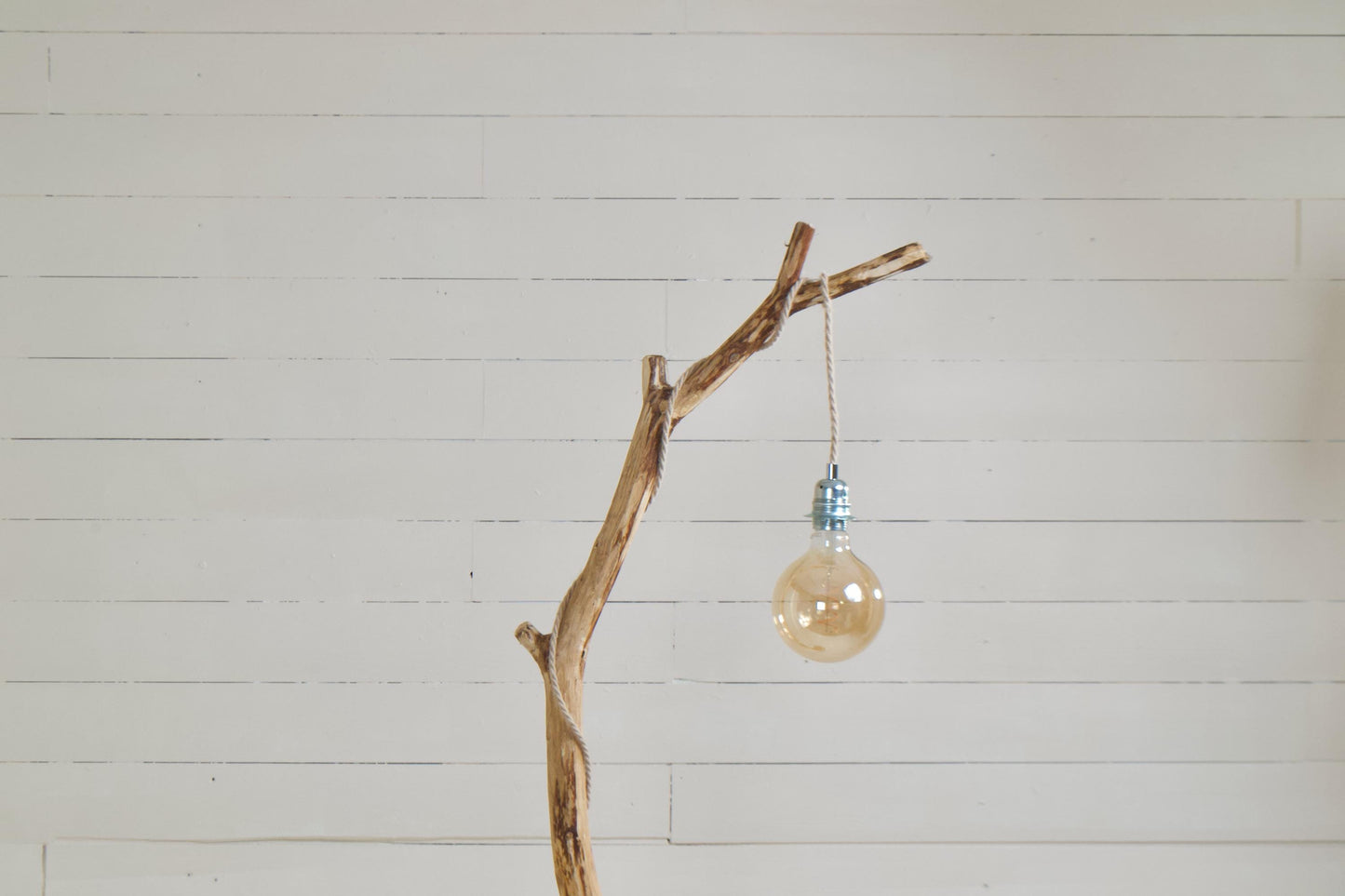 Lampadaire branche – bois naturel, cordon jue tressé, style artisanal bohème