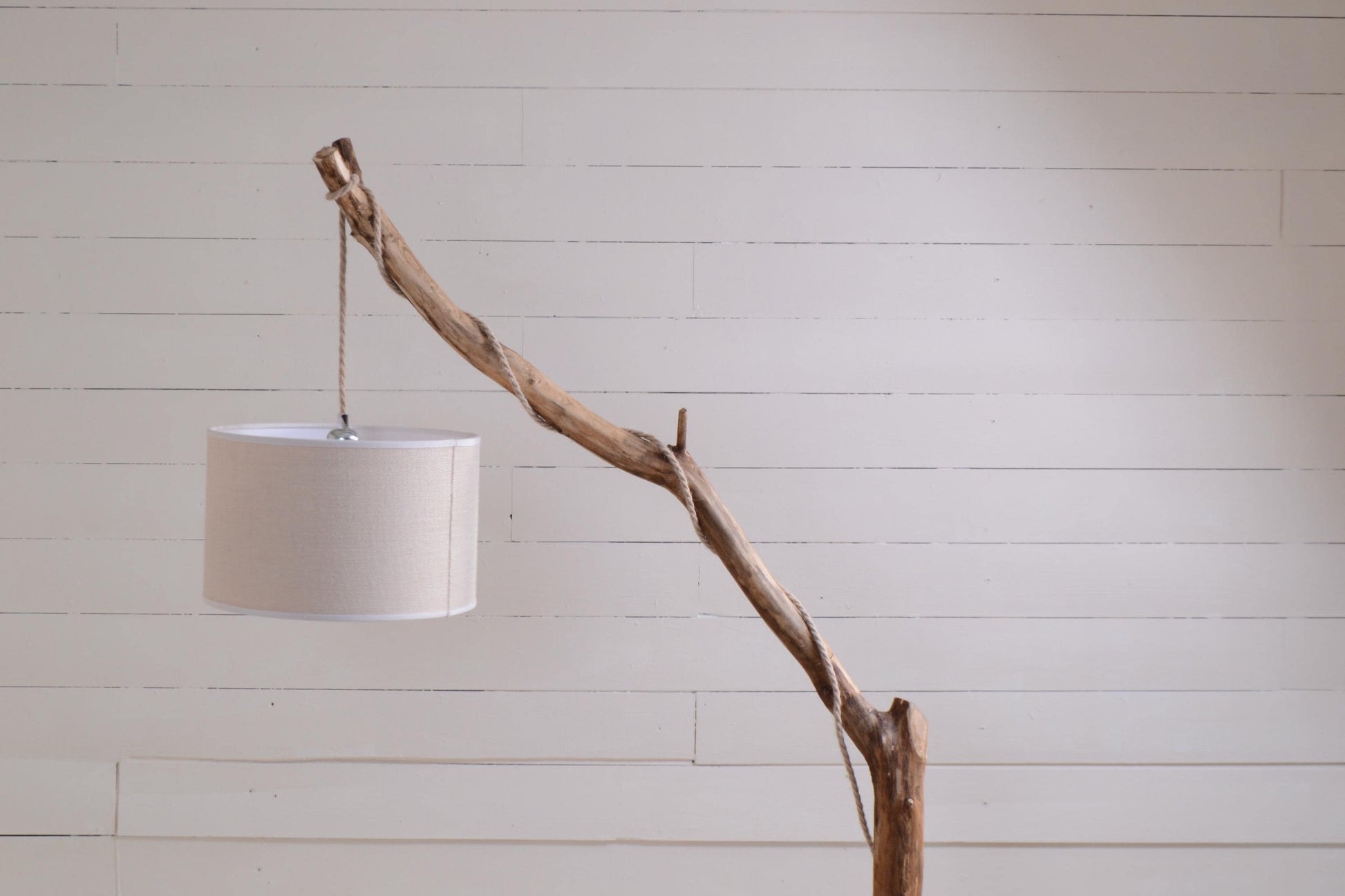 Lampadaire châtaignier – bois naturel, style artisanal bohème