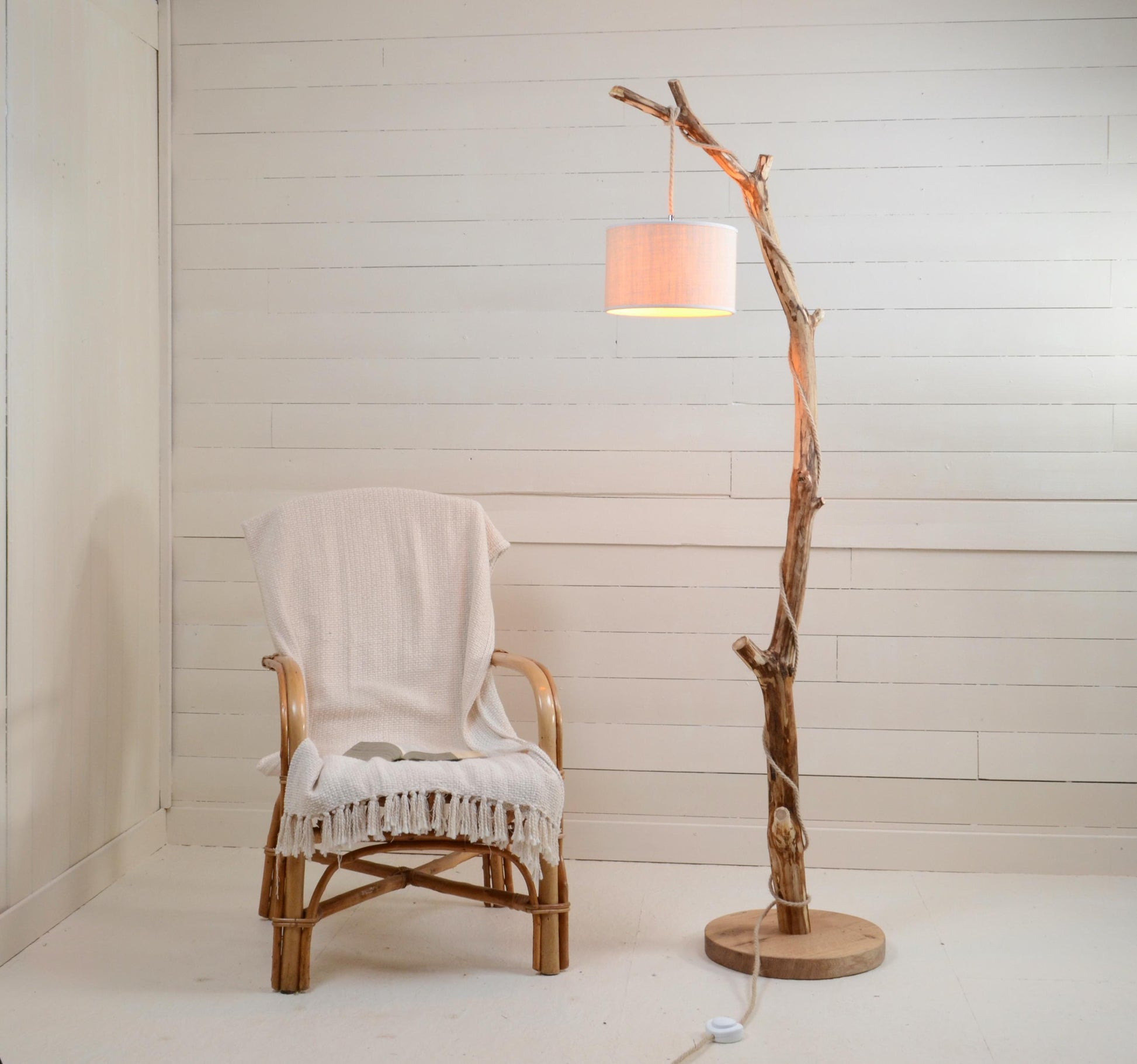 Lampadaire branche – bois naturel, cordon jue tressé, style artisanal bohème