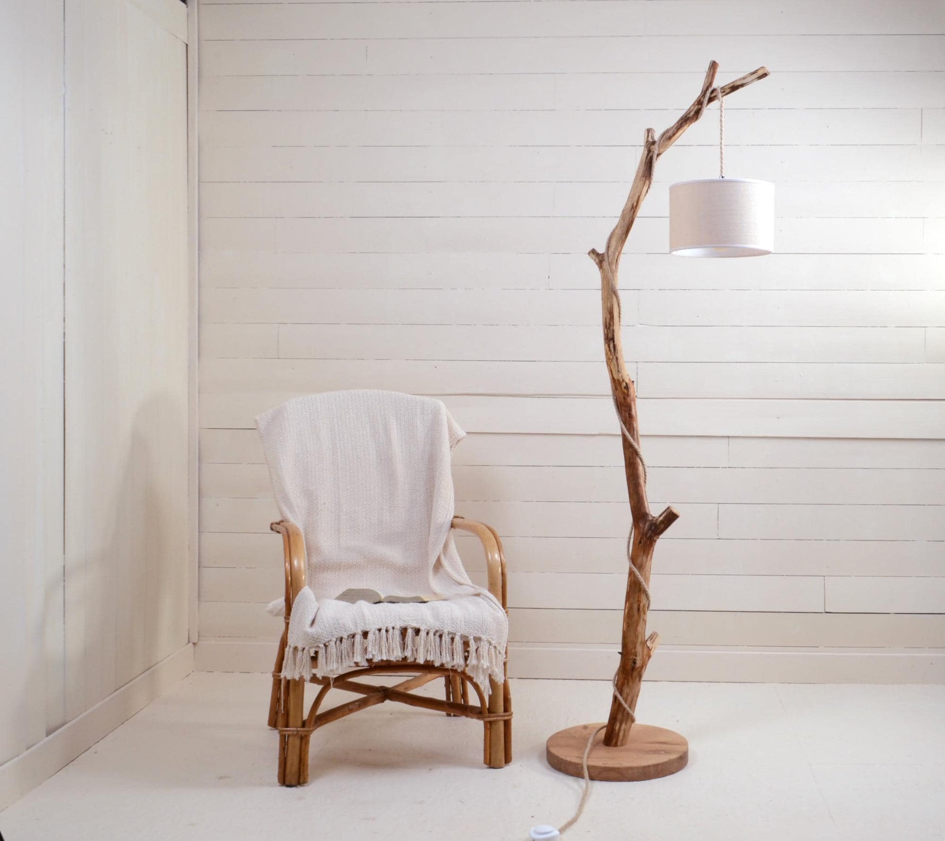 Lampadaire branche – bois naturel, cordon jue tressé, style artisanal bohème