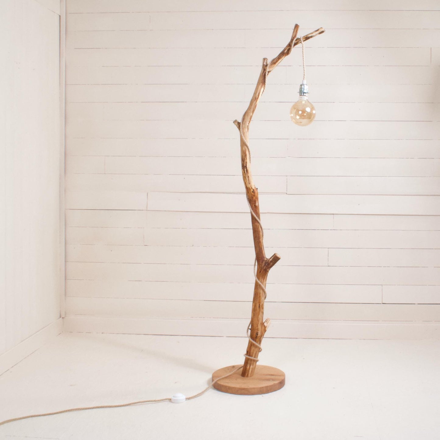 Lampadaire branche – bois naturel, cordon jue tressé, style artisanal bohème