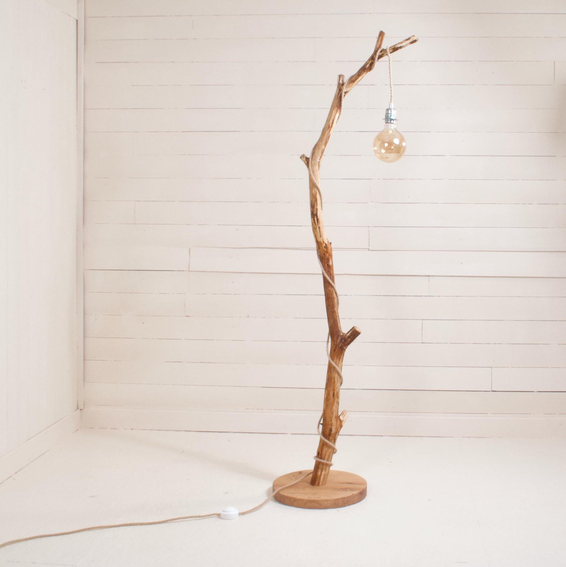 Lampadaire branche – bois naturel, cordon jue tressé, style artisanal bohème