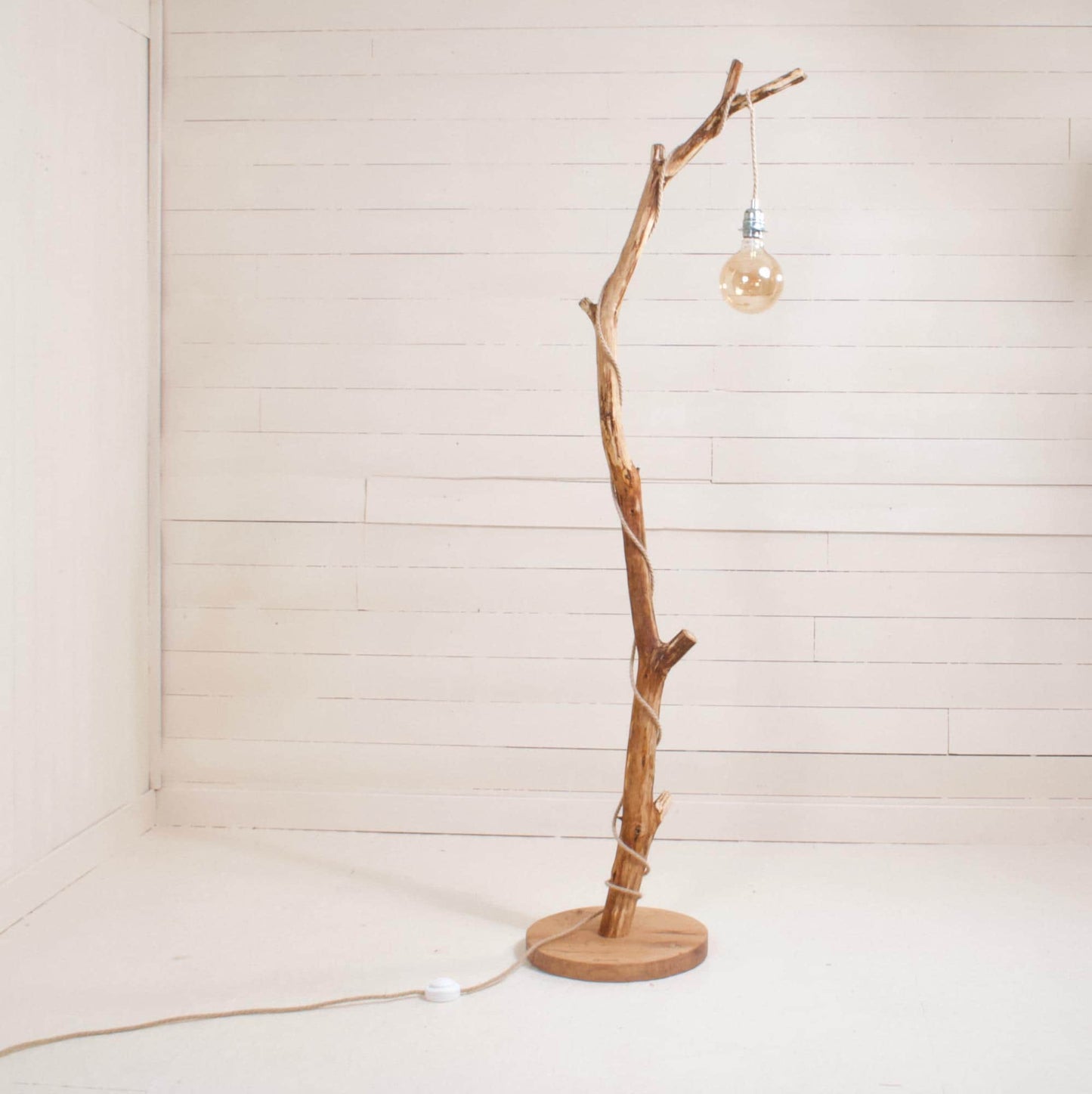 Lampadaire branche – bois naturel, cordon jue tressé, style artisanal bohème