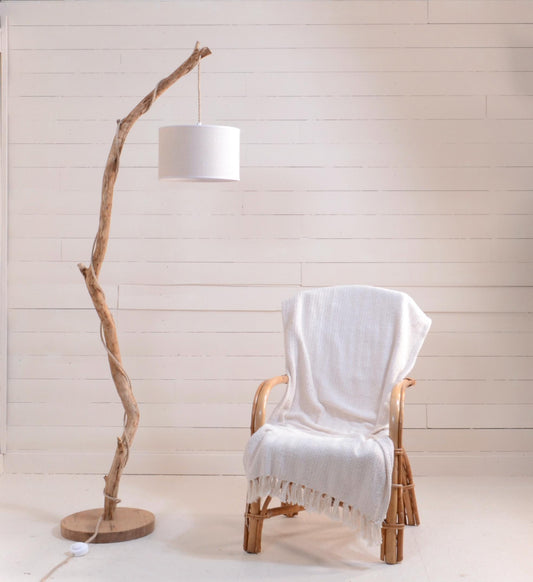 Grand lampadaire châtaignier fait main – bois naturel, cordon jute, style artisanal bohème