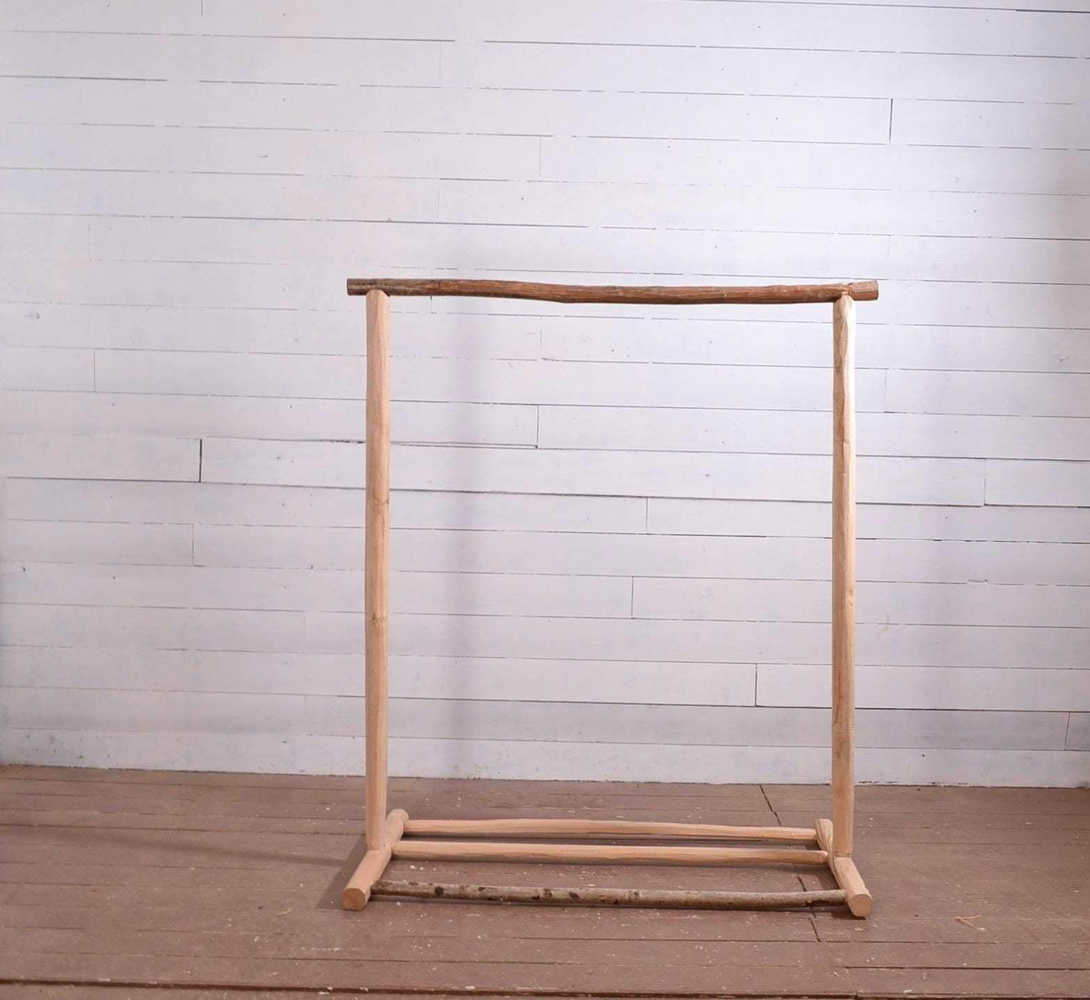 Portant vêtements en bois fait main, noisetier et châtaignier, esprit bohème