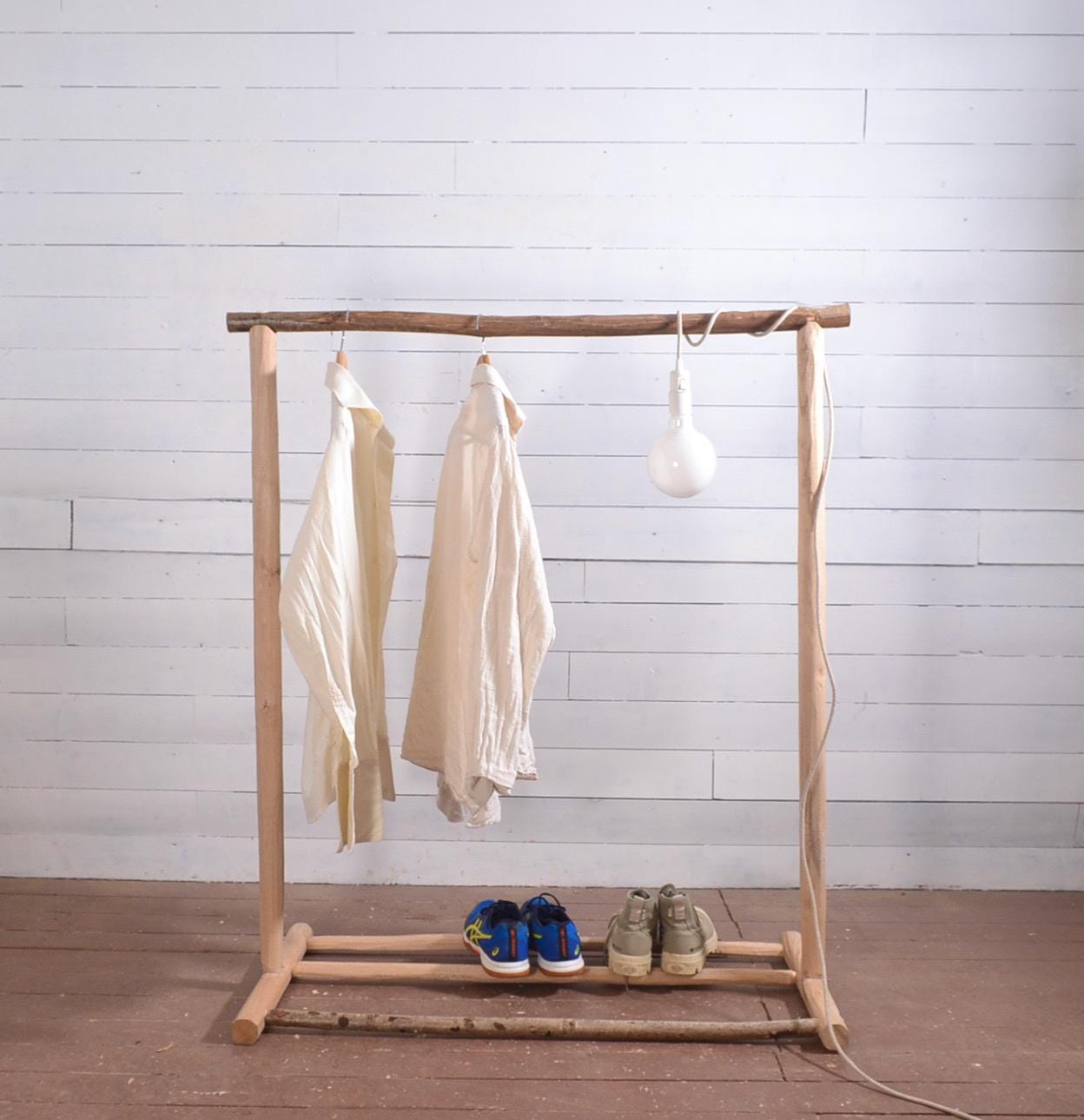 Portant vêtements en bois fait main, noisetier et châtaignier, esprit bohème