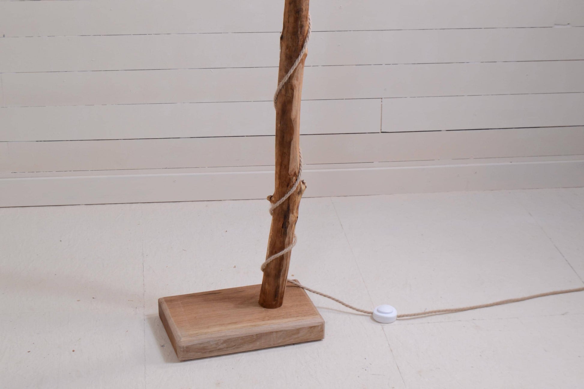 Lampadaire châtaignier – bois naturel, style artisanal bohème