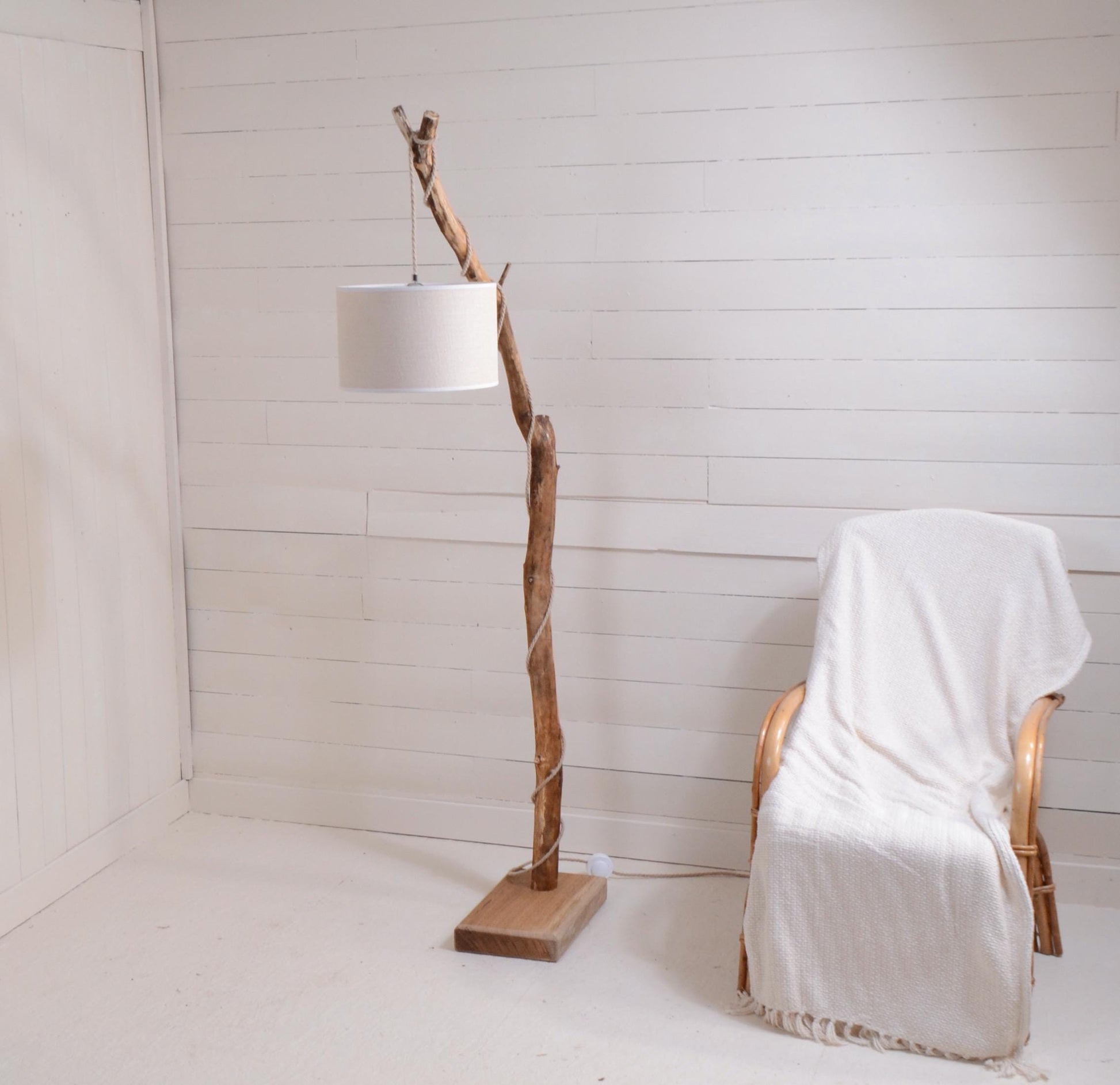 Lampadaire châtaignier – bois naturel, style artisanal bohème