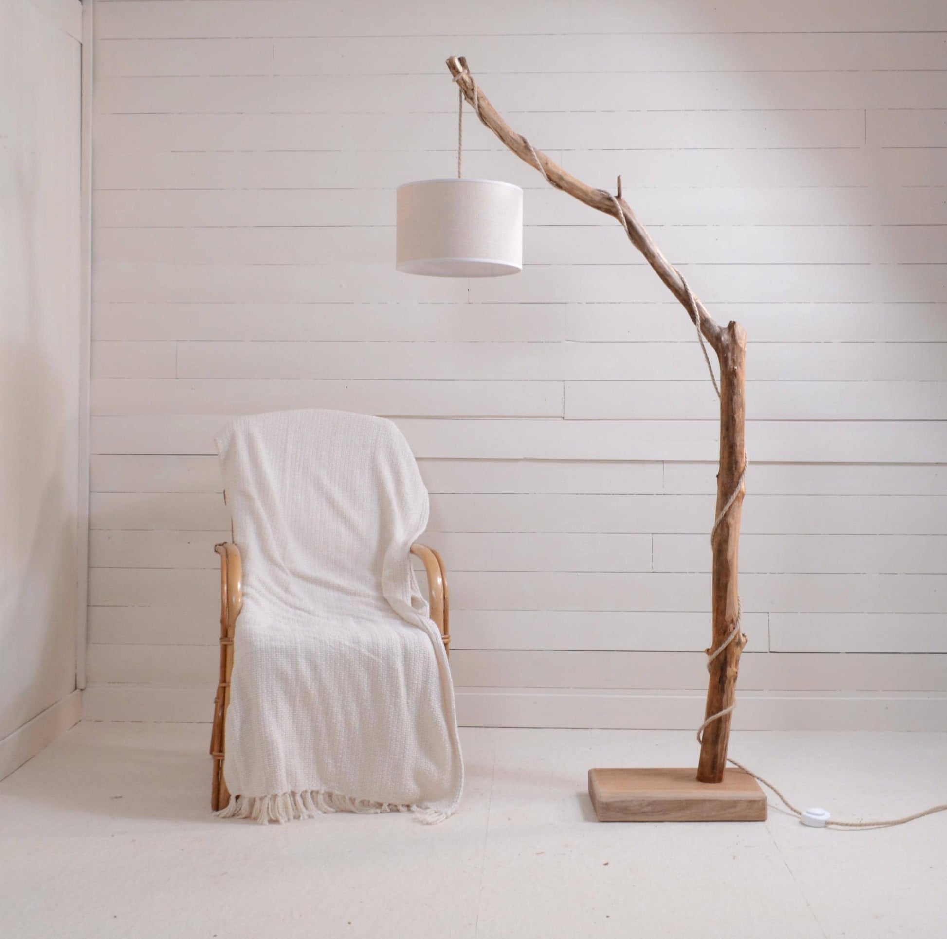 Lampadaire châtaignier – bois naturel, style artisanal bohème