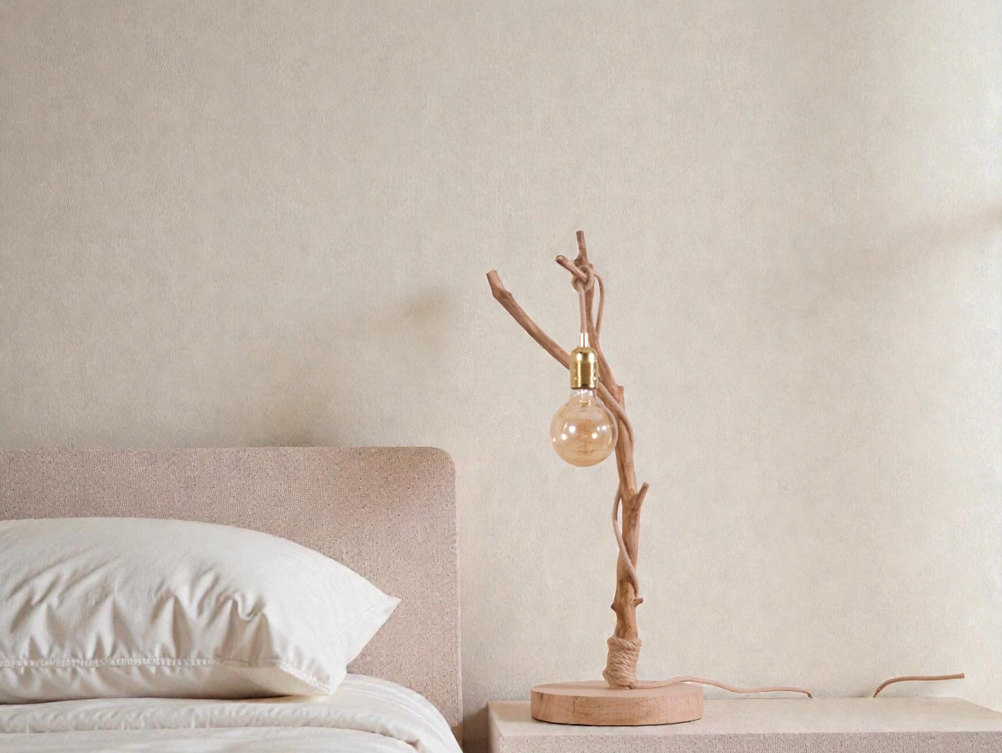 Lampe de table avec une belle branche patinée par le temps