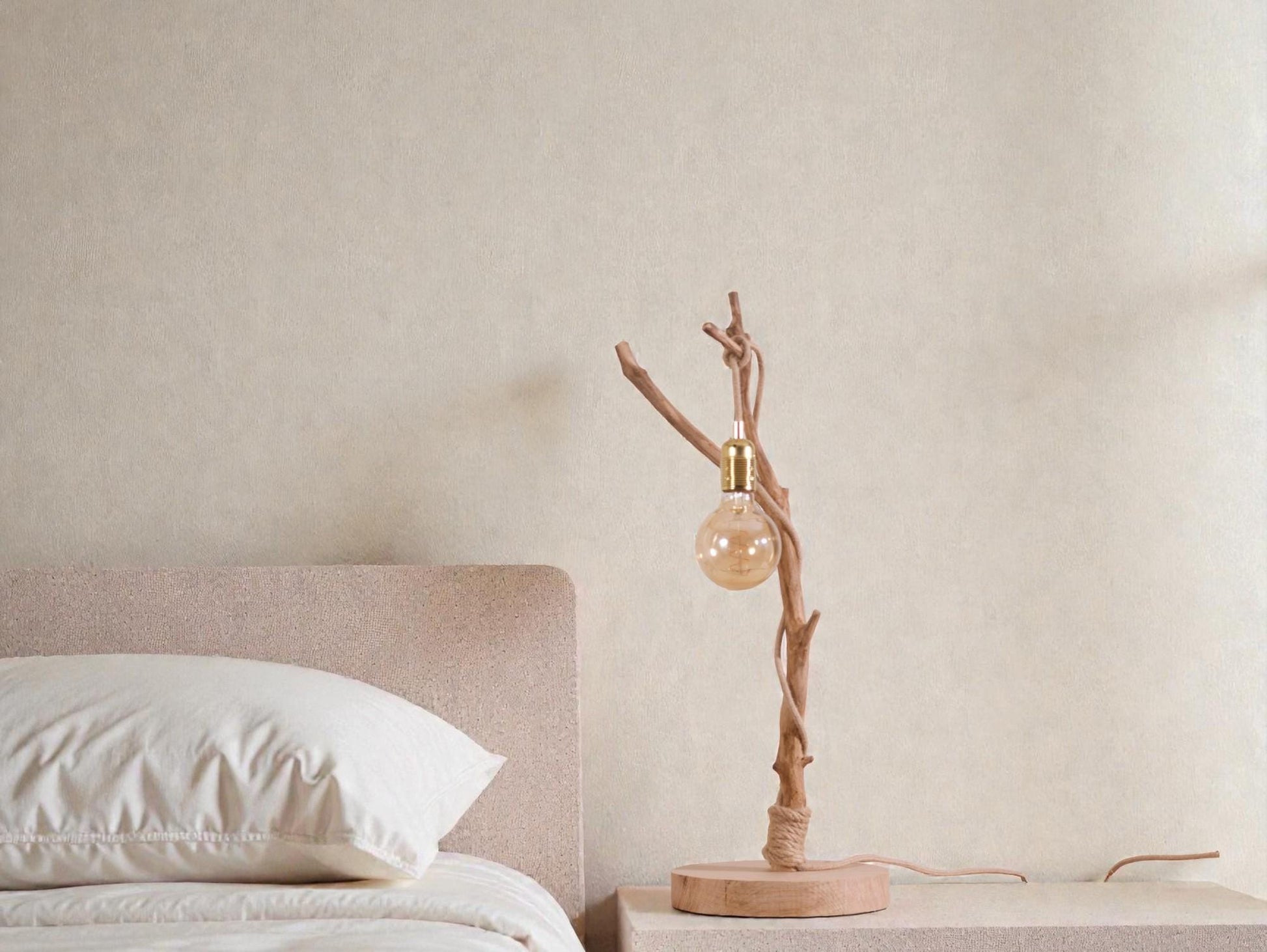 Lampe de table avec une belle branche patinée par le temps