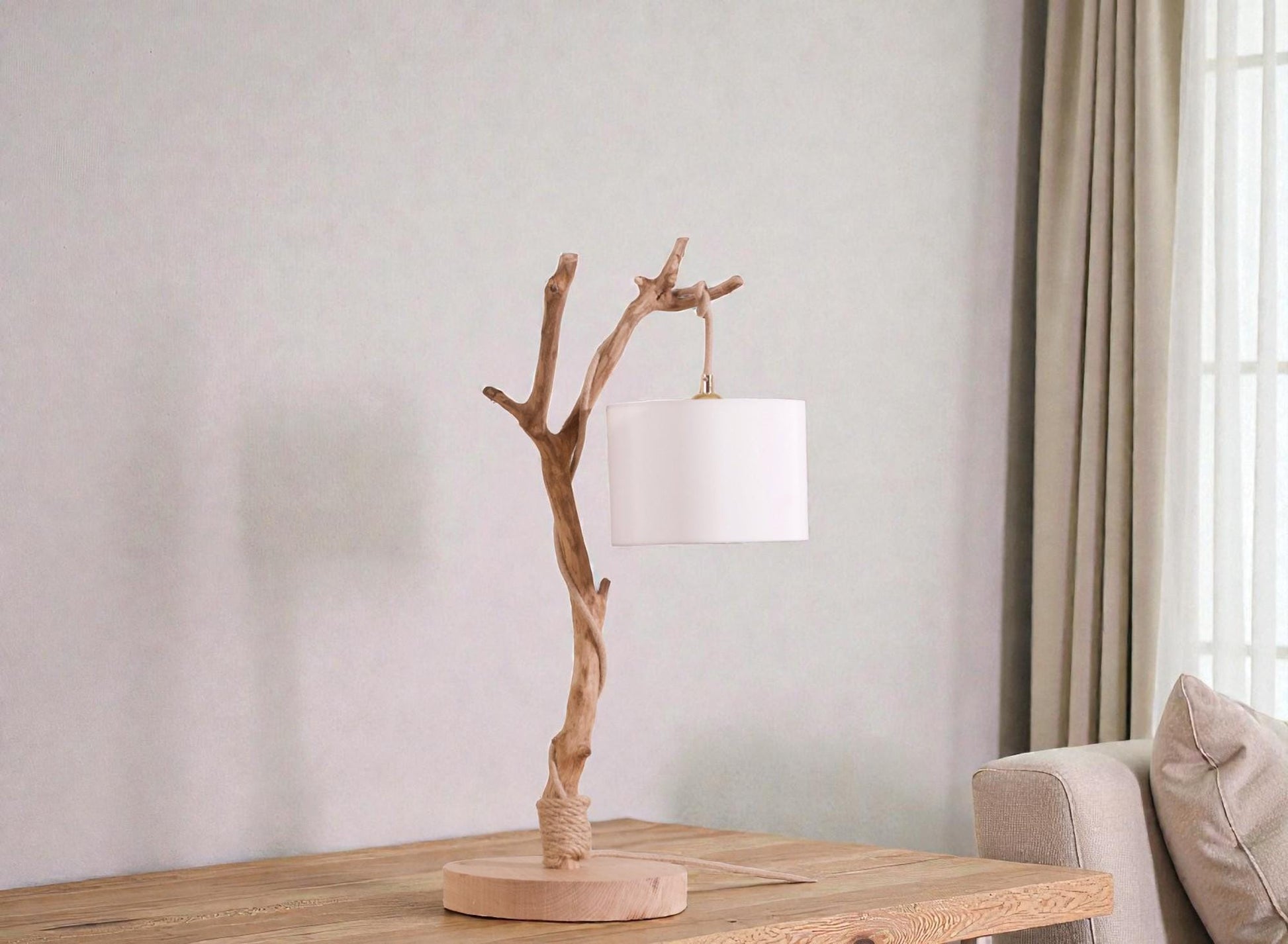 Lampe de table avec une belle branche patinée par le temps