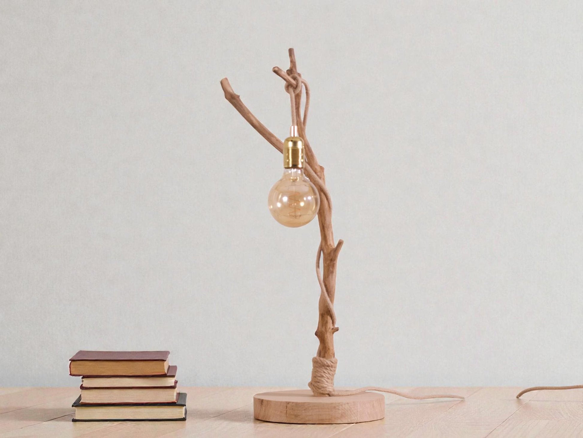 Lampe de table avec une belle branche patinée par le temps