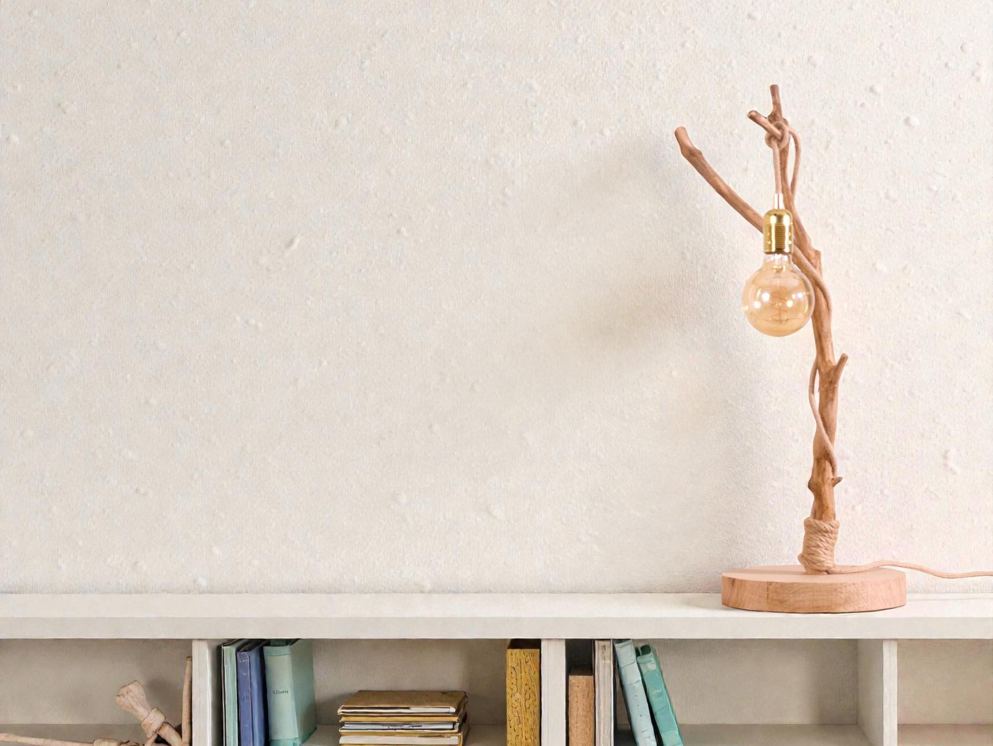 Lampe de table avec une belle branche patinée par le temps