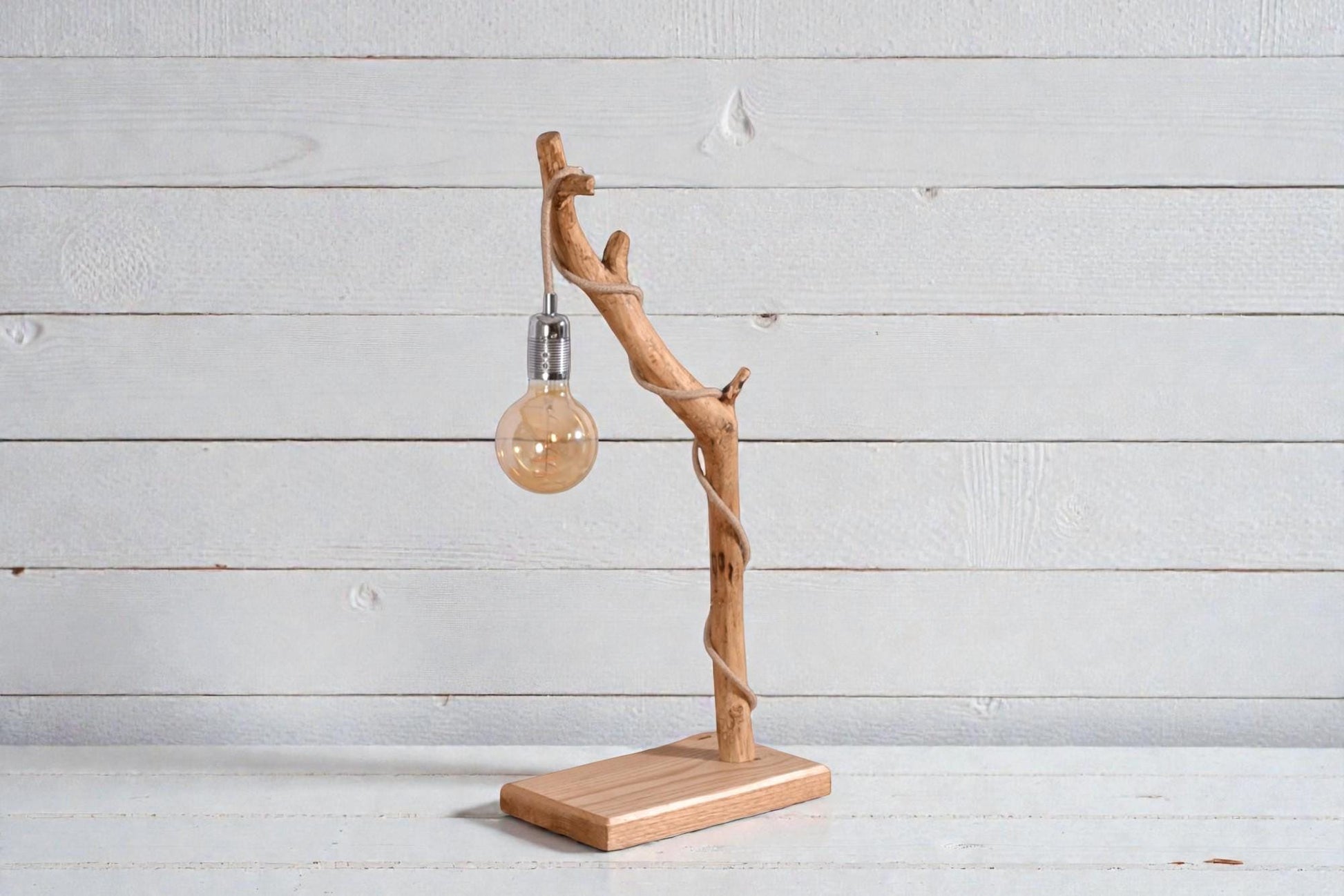 Lampe de table avec une belle branche patinée par le temps