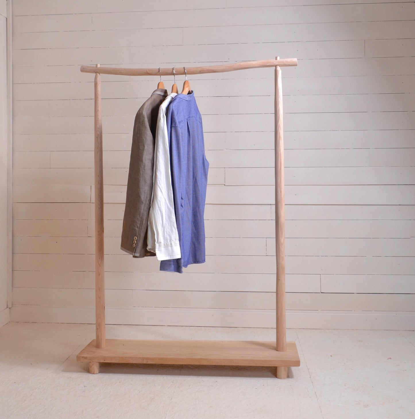 Portant vêtements en bois naturel