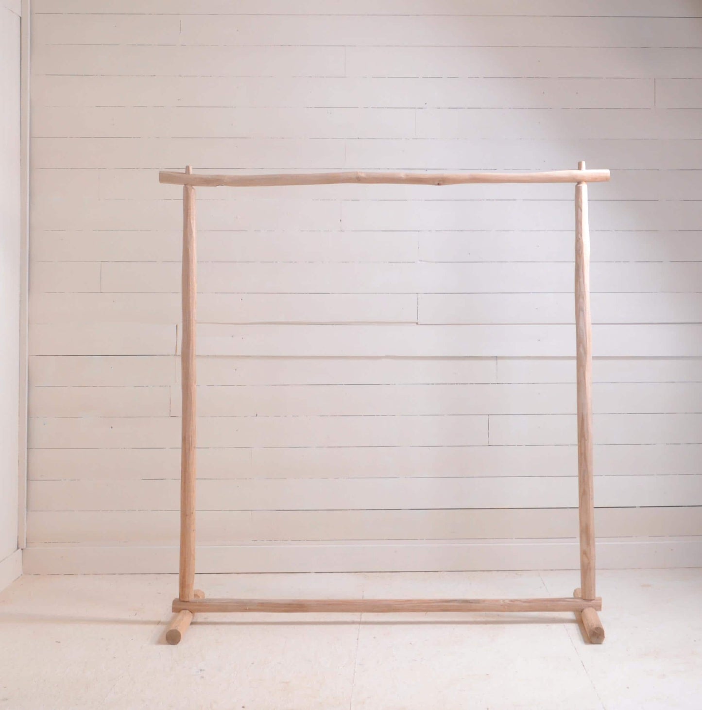 Portant vêtements design en bois brut, beau et naturel - parfait pour chambres et boutiques