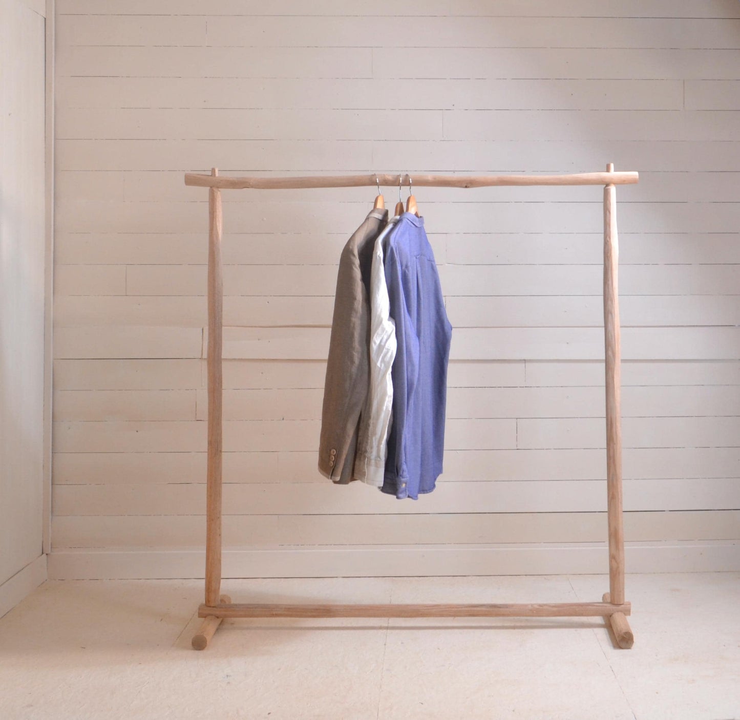 Portant vêtements design en bois brut, beau et naturel - parfait pour chambres et boutiques