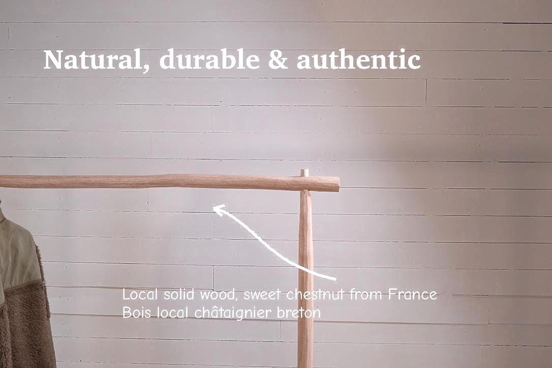 Portant vêtements design en bois brut, beau et naturel - parfait pour chambres et boutiques