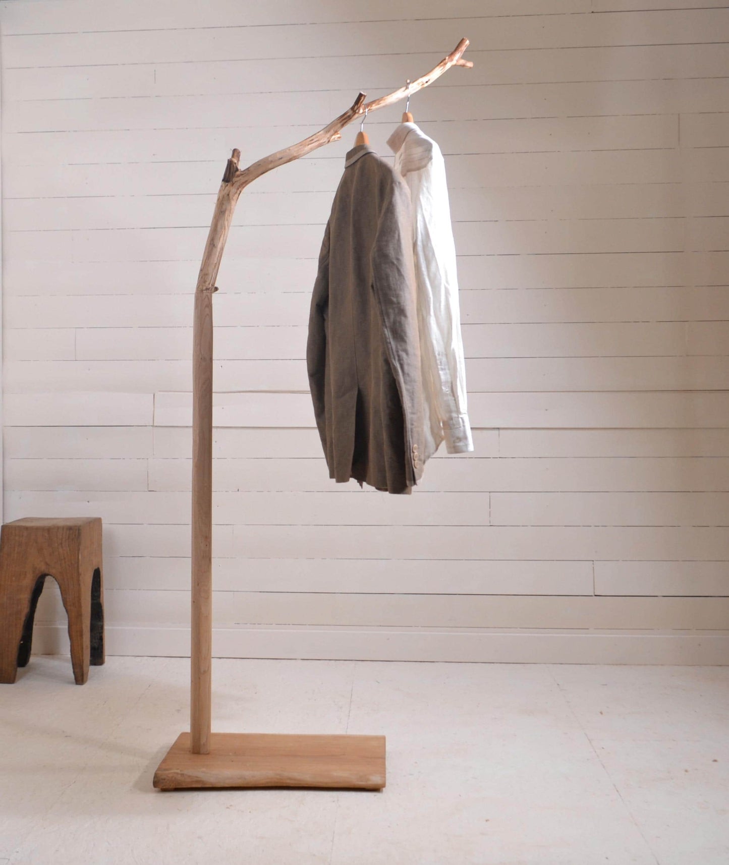 Valet de chambre, portant vêtements en bois avec une branche (chêne)