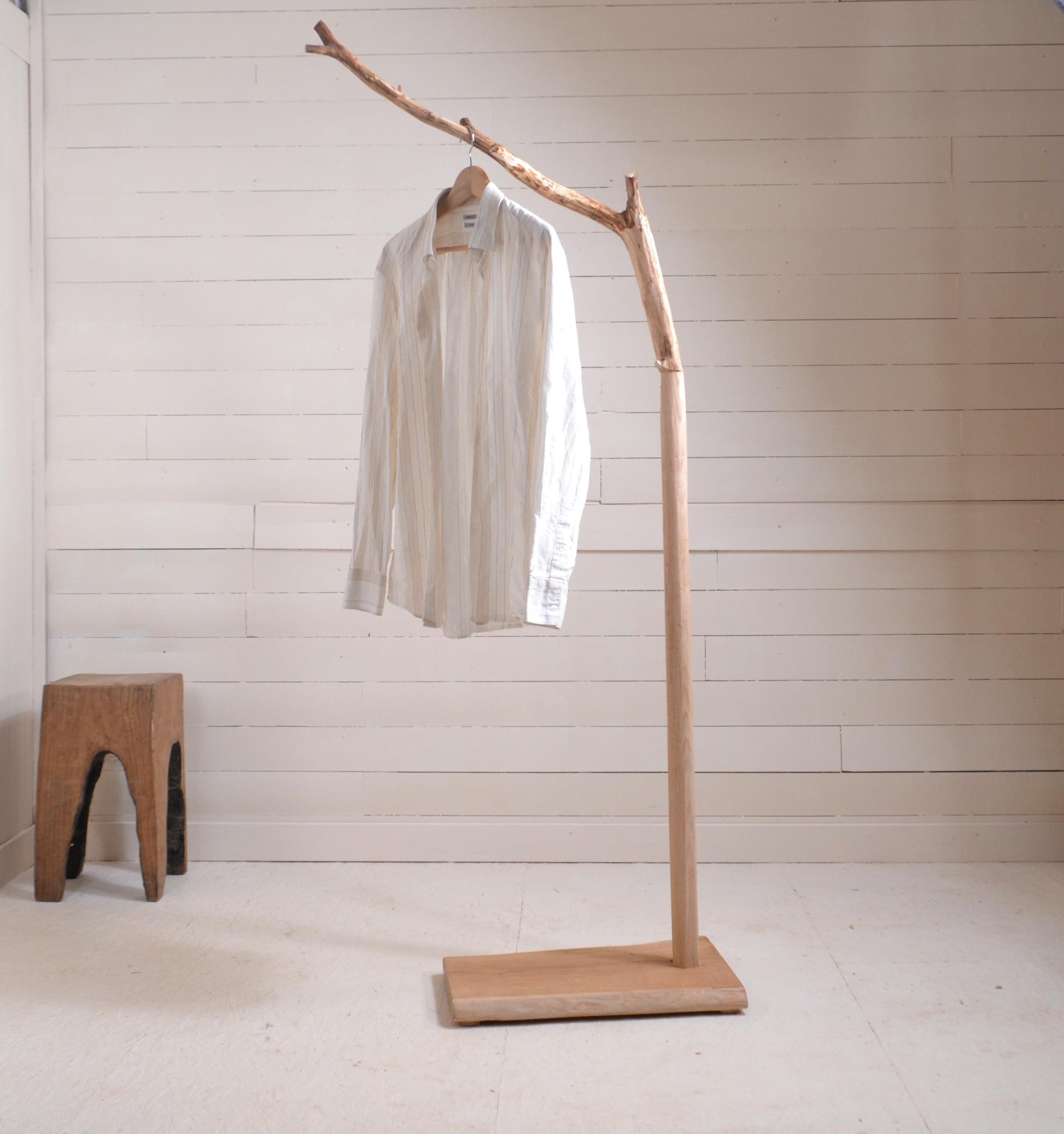 Valet de chambre, portant vêtements en bois avec une branche (chêne)