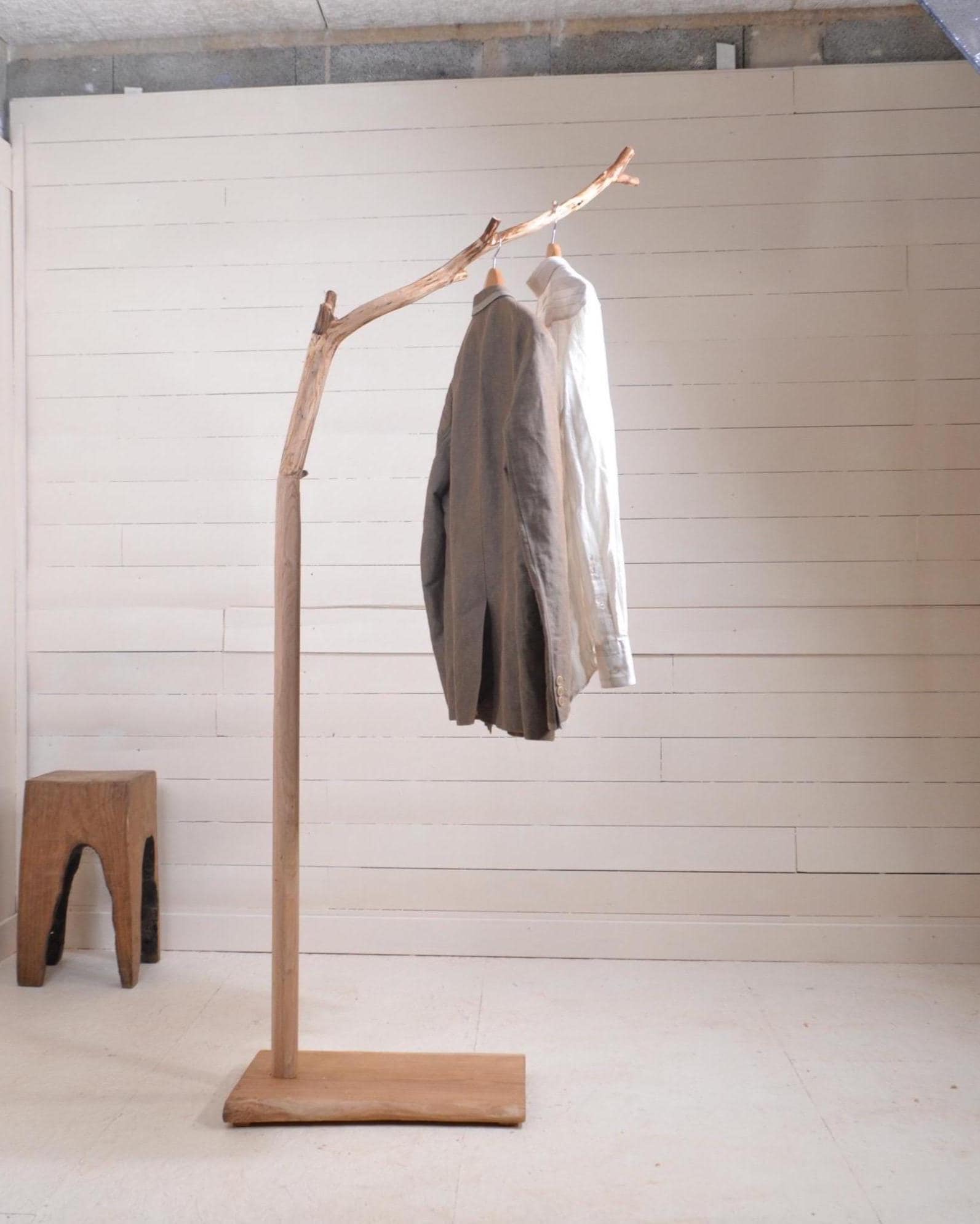 Valet de chambre, portant vêtements en bois avec une branche (chêne)