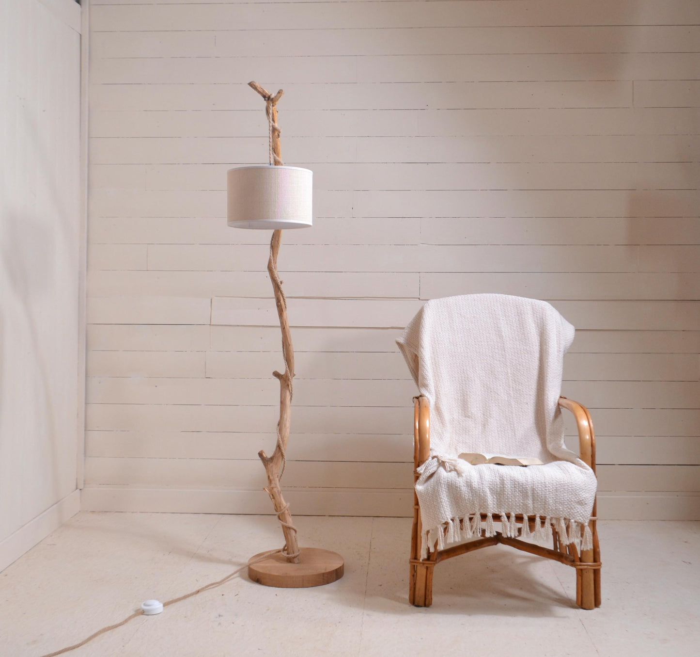 Lampadaire avec une belle branche de chêne, luminaire organique