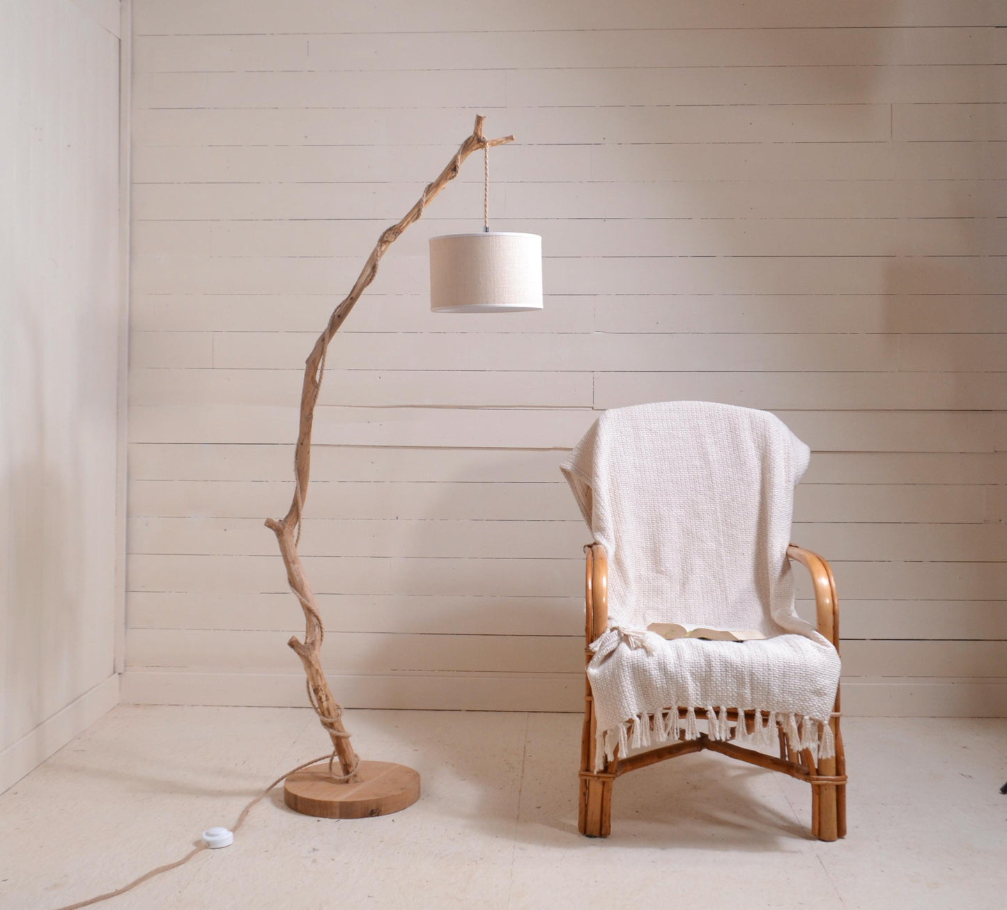 Lampadaire avec une belle branche de chêne, luminaire organique