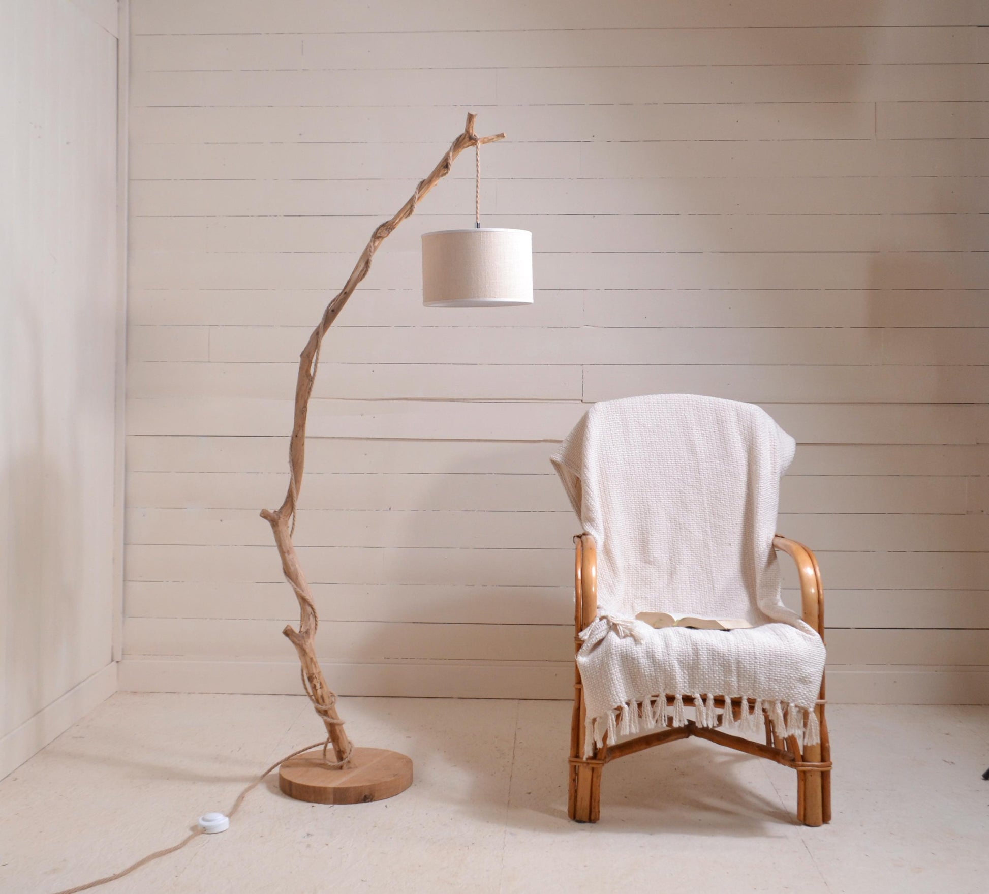 Lampadaire avec une belle branche de chêne, luminaire organique