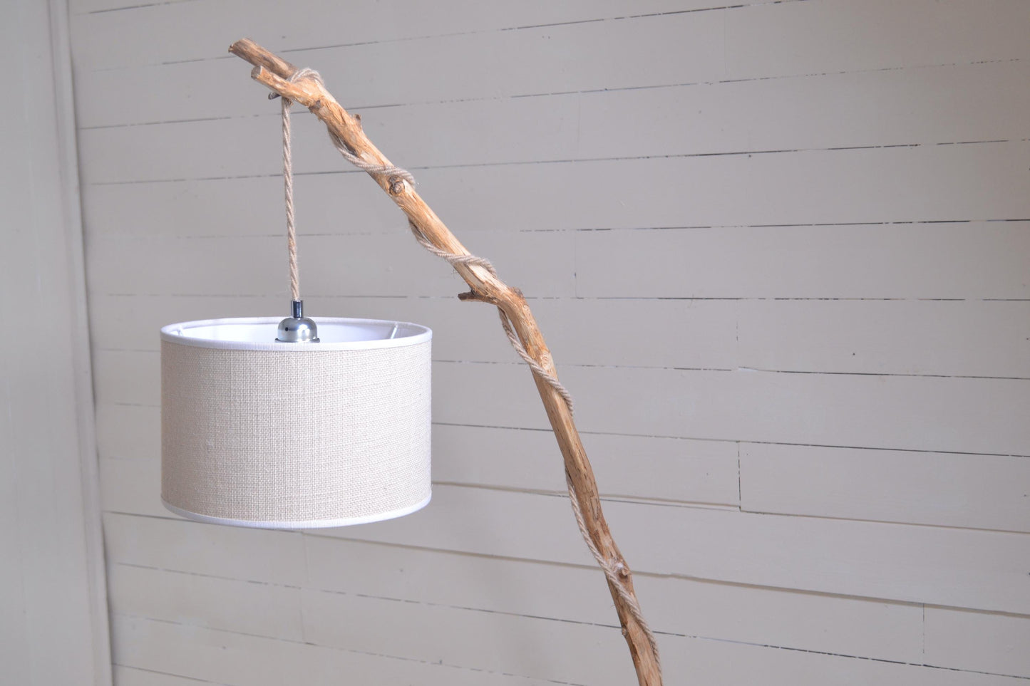 Lampadaire avec une belle branche de chêne, luminaire organique