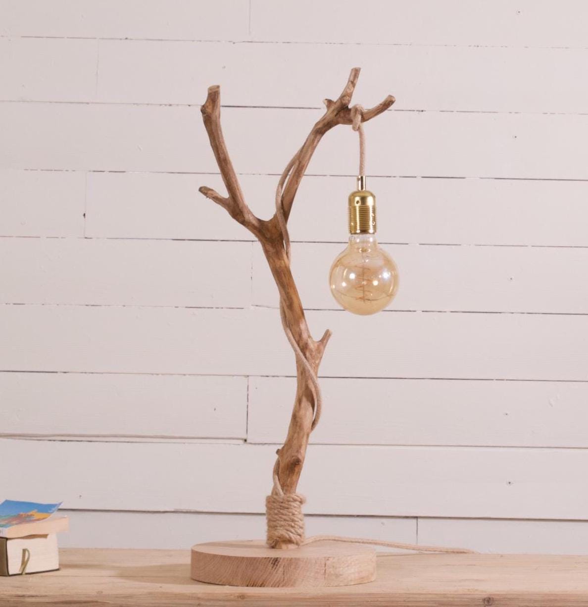 Lampe de table avec une belle branche patinée par le temps